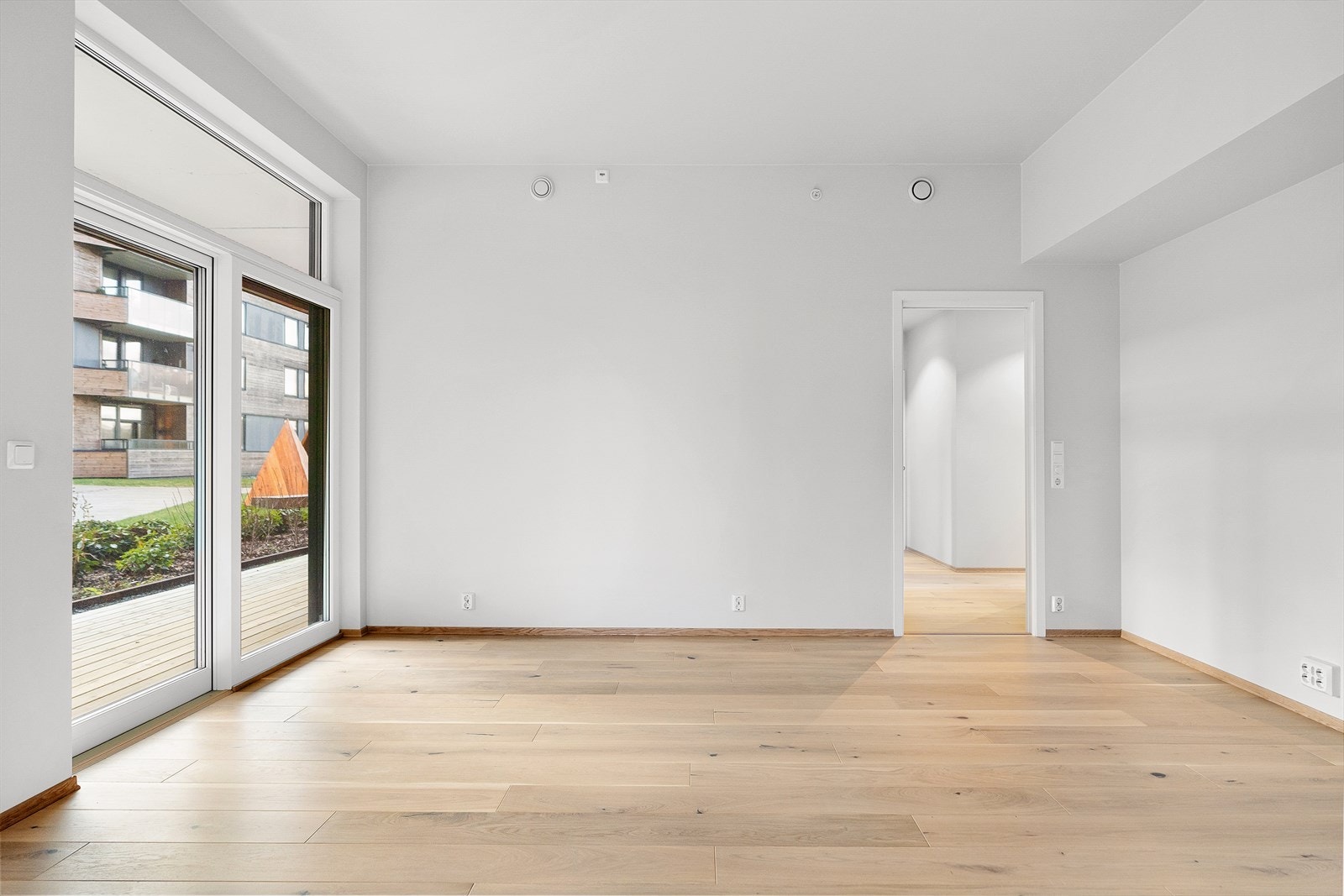 Det er rikelig med vinduer, ekstra god takhøyde og god atmosfære Galleribilde