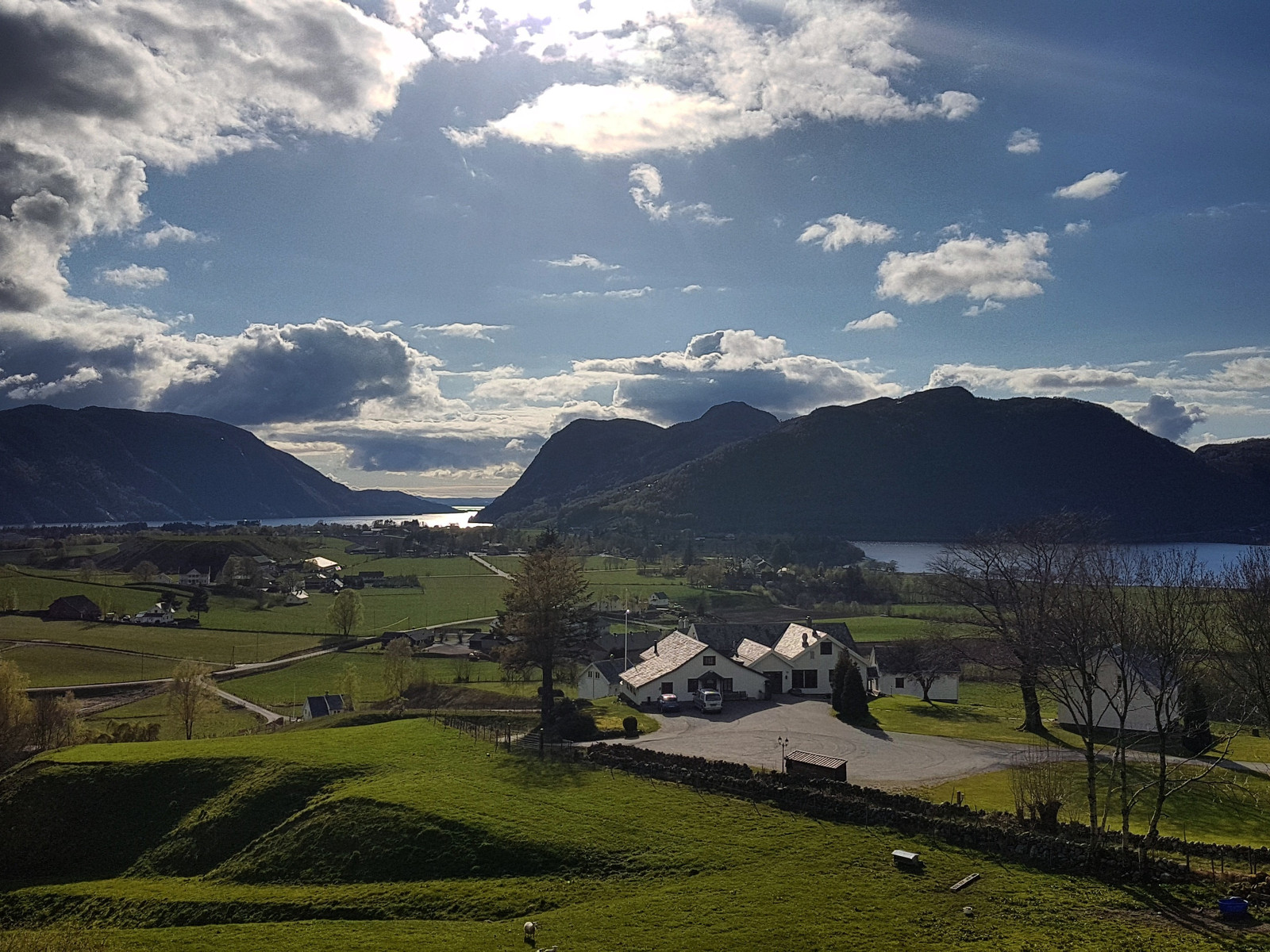 Utsikt fra tomtene. Fjord, vann og fjell.