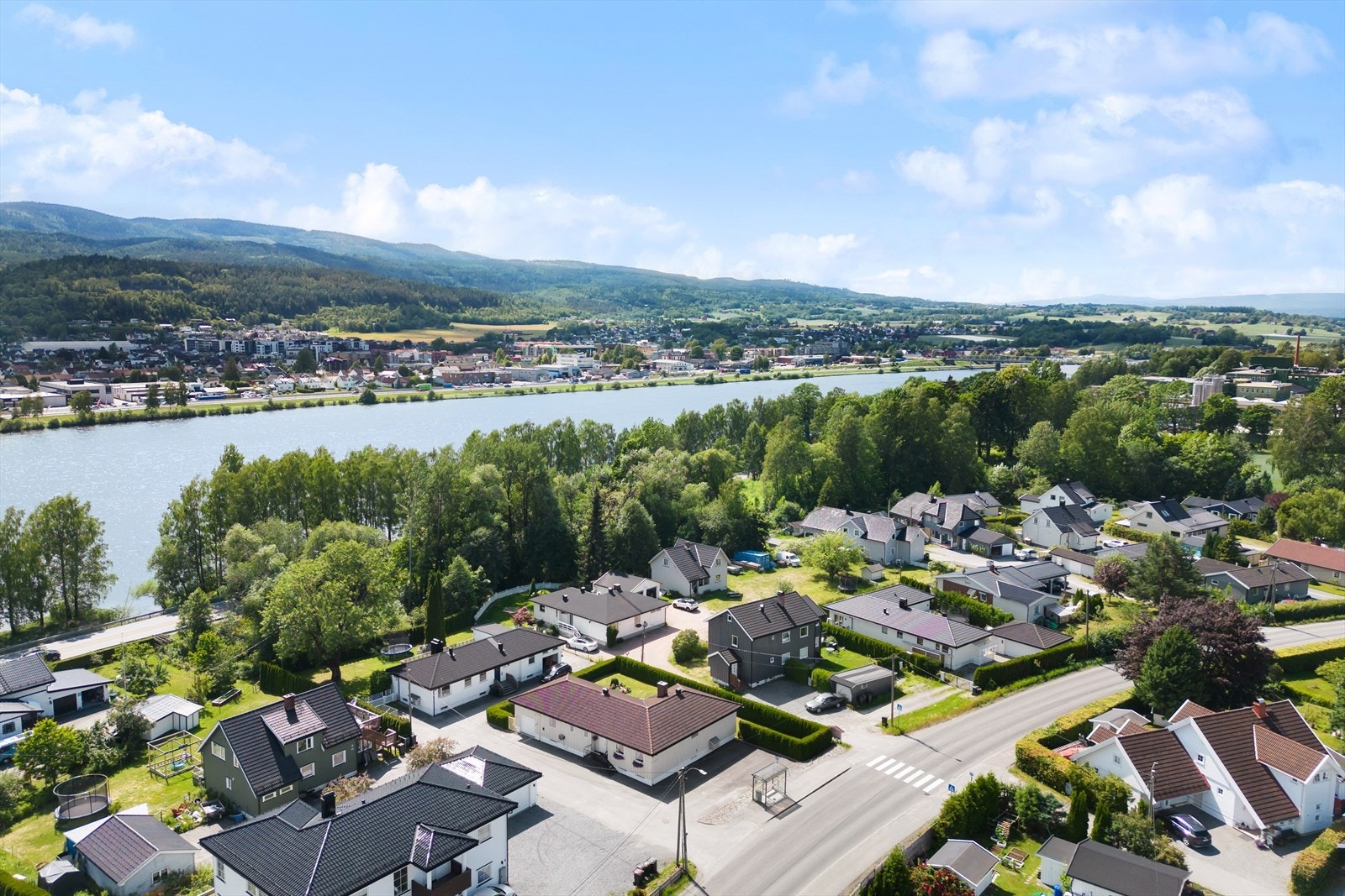 Eneboligen ligger ikke langt fra Drammenselva , hvor det er flott å gå tur langs den. Galleribilde