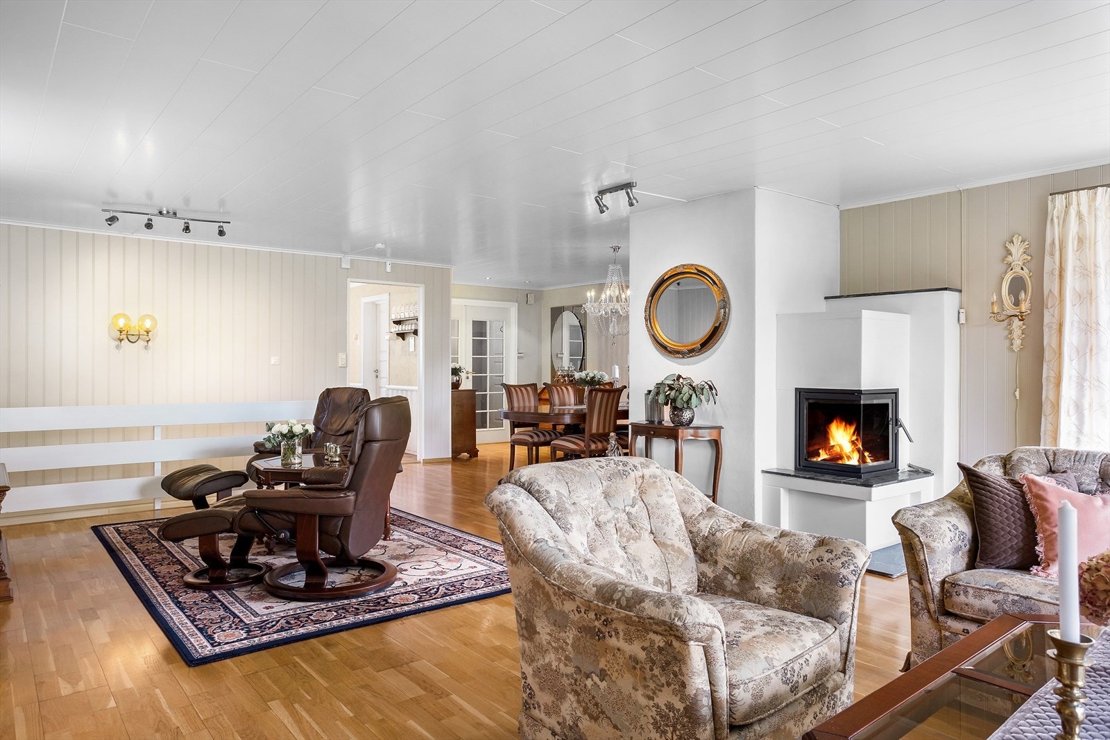 Romslig stue med en hyggelig peis. Galleribilde