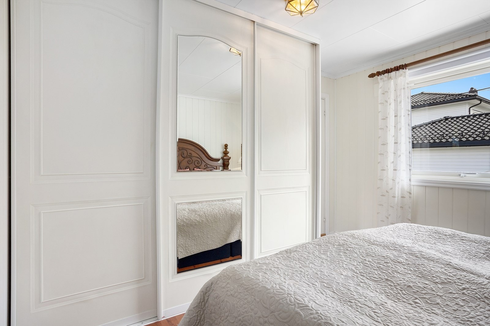 Soverommet har speildørsgarderobe. Galleribilde