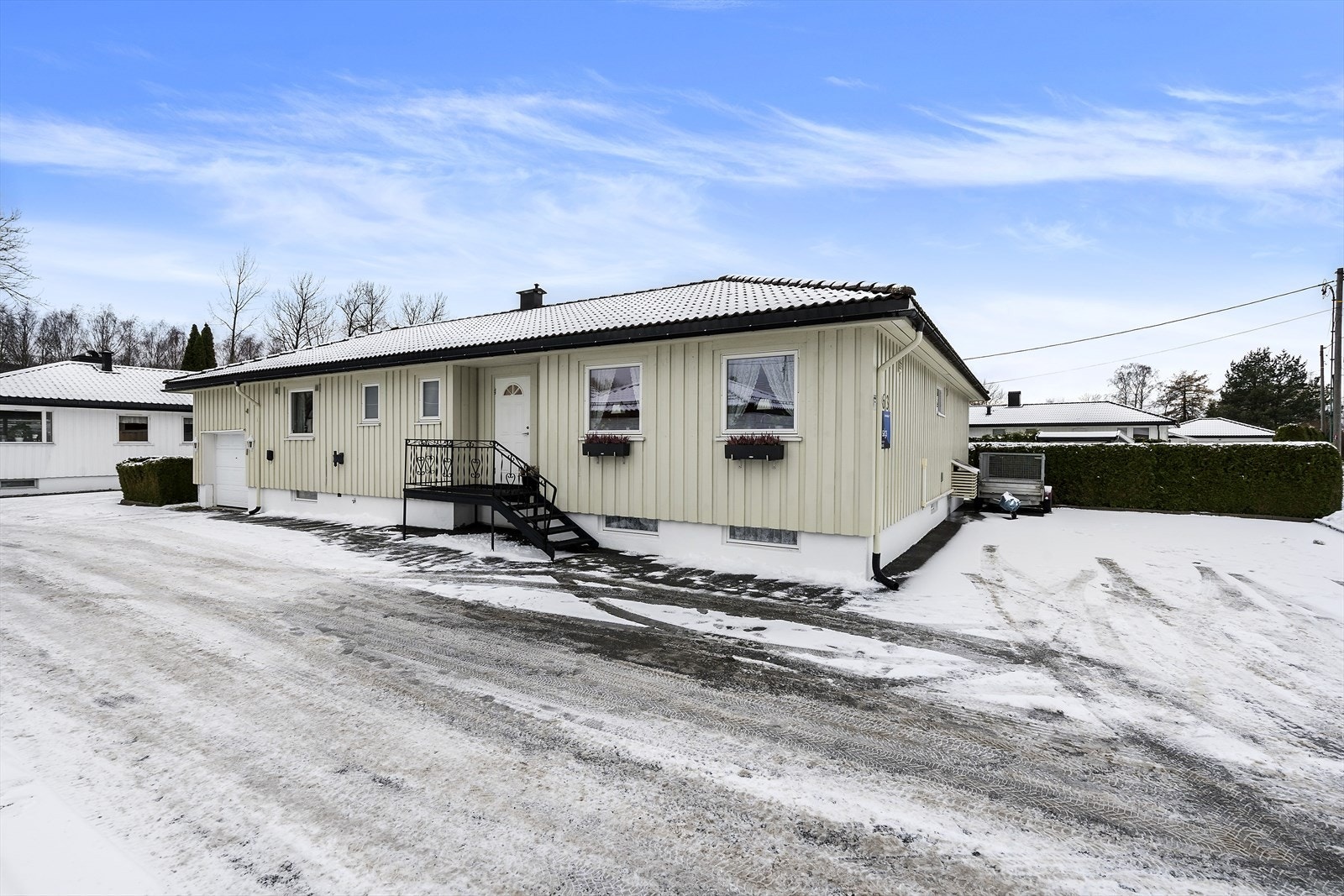Gode parkeringsmuligheter med både garasje og stor gårdsplass Galleribilde