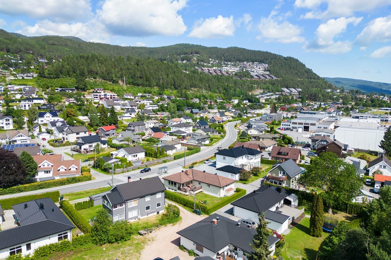 Det er kort vei til butikker og buss fra boligen. Galleribilde