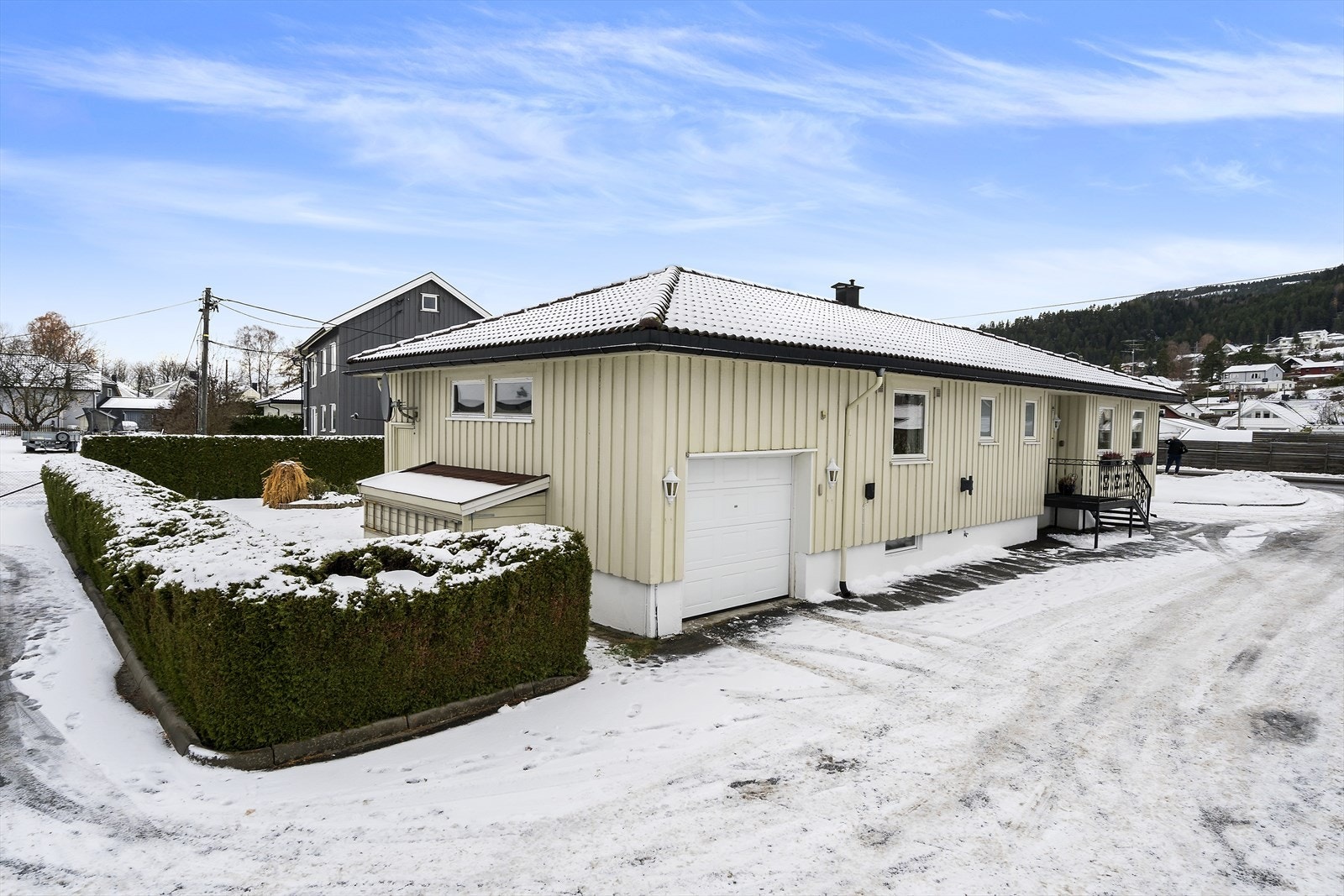 Stor enebolig med integrert garasje Galleribilde