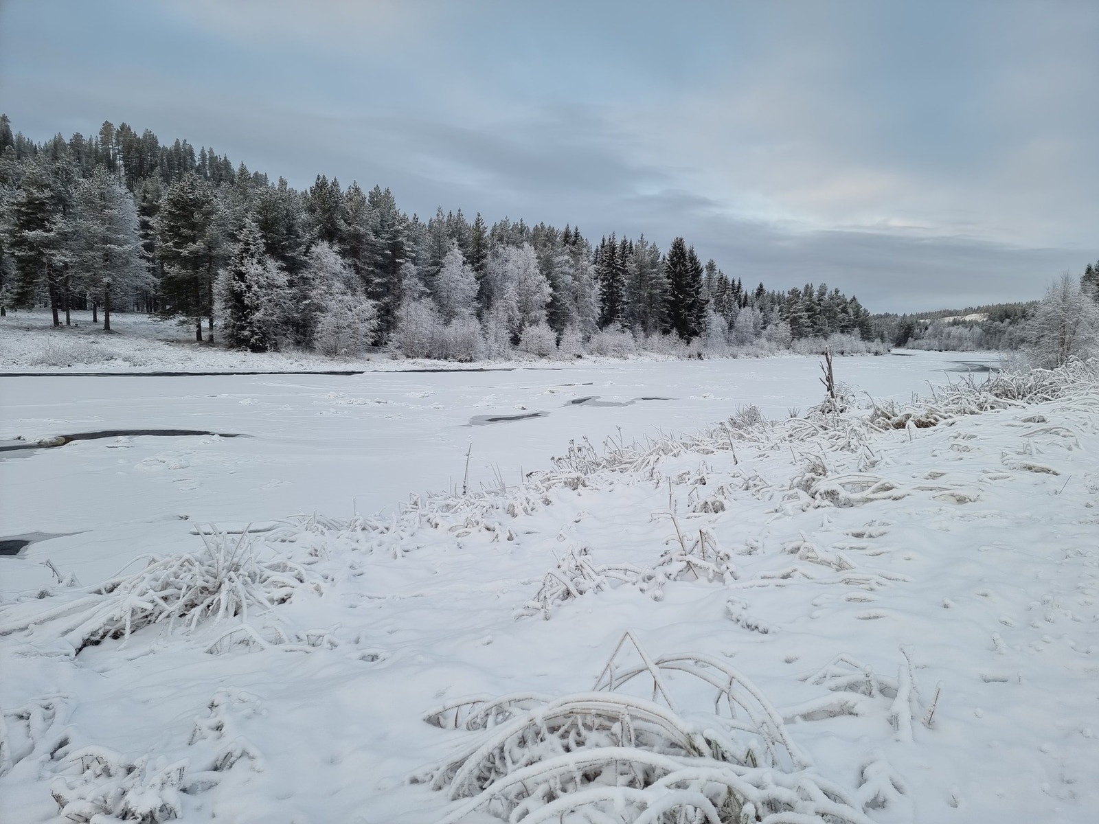Nydelig vinterlandskap langs Osa-elva Galleribilde