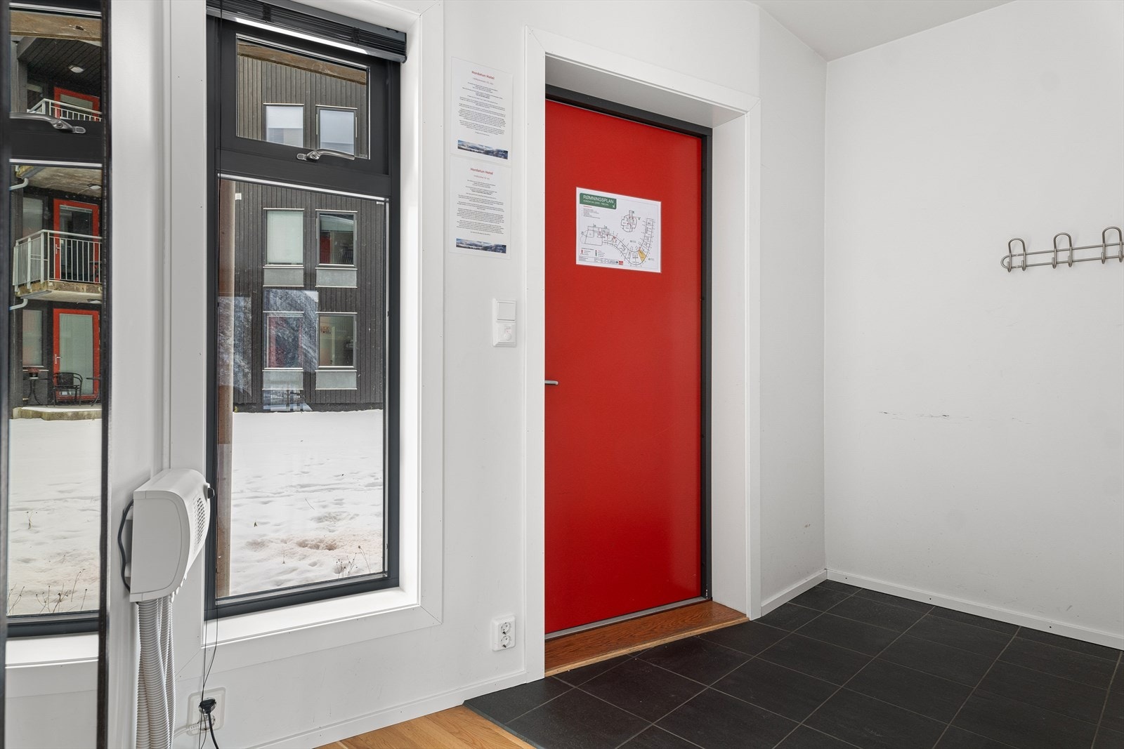 Entréparti med fliser og varmekabler Galleribilde