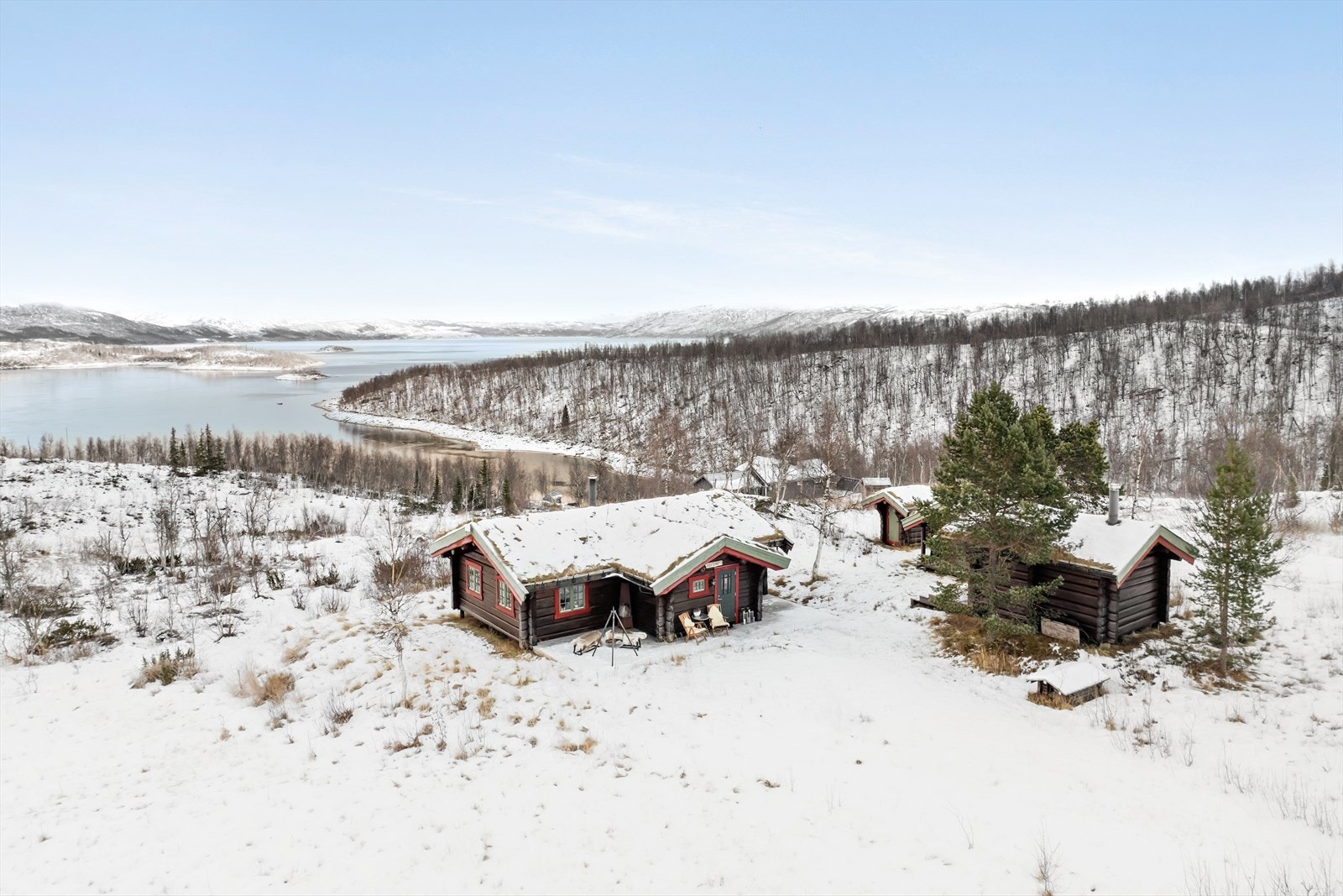 Eiendommen selges møblert, med forbehold om fjerning av personlige eiendeler, så her er alt klart for å starte hyttelivet i vakre omgivelser! Galleribilde