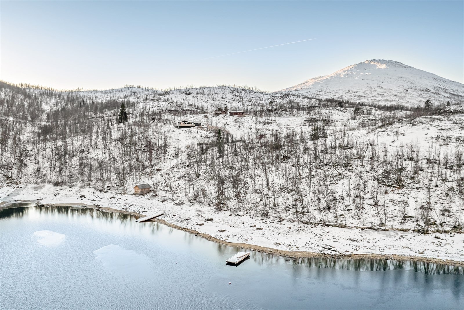 Fra eiendommen er det cirka 200 meter ned til vannet, og der er det lagt ut flytebrygge med landgang. Galleribilde