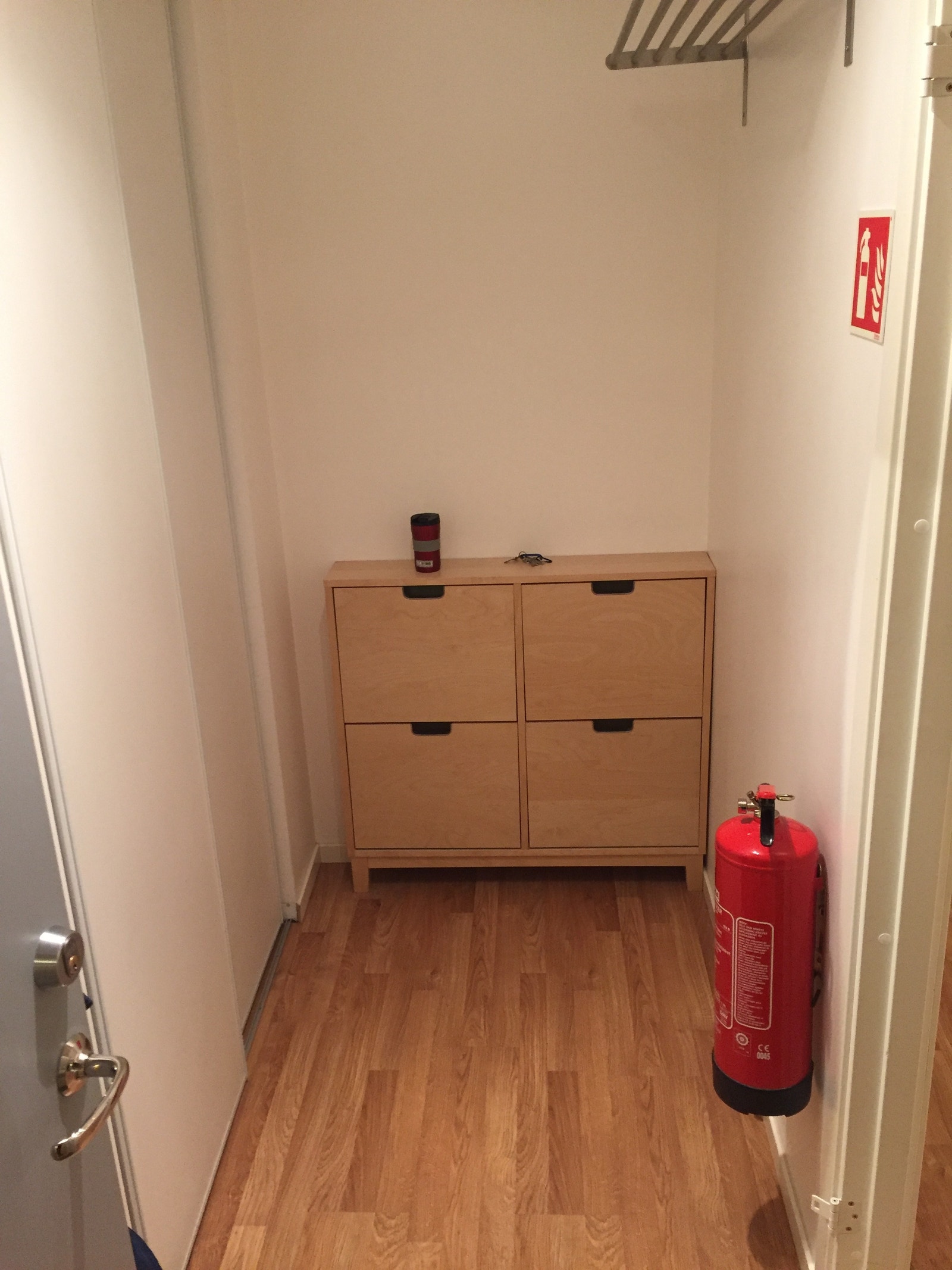 Gang med skoskap og skyvedørsgarderobe Galleribilde