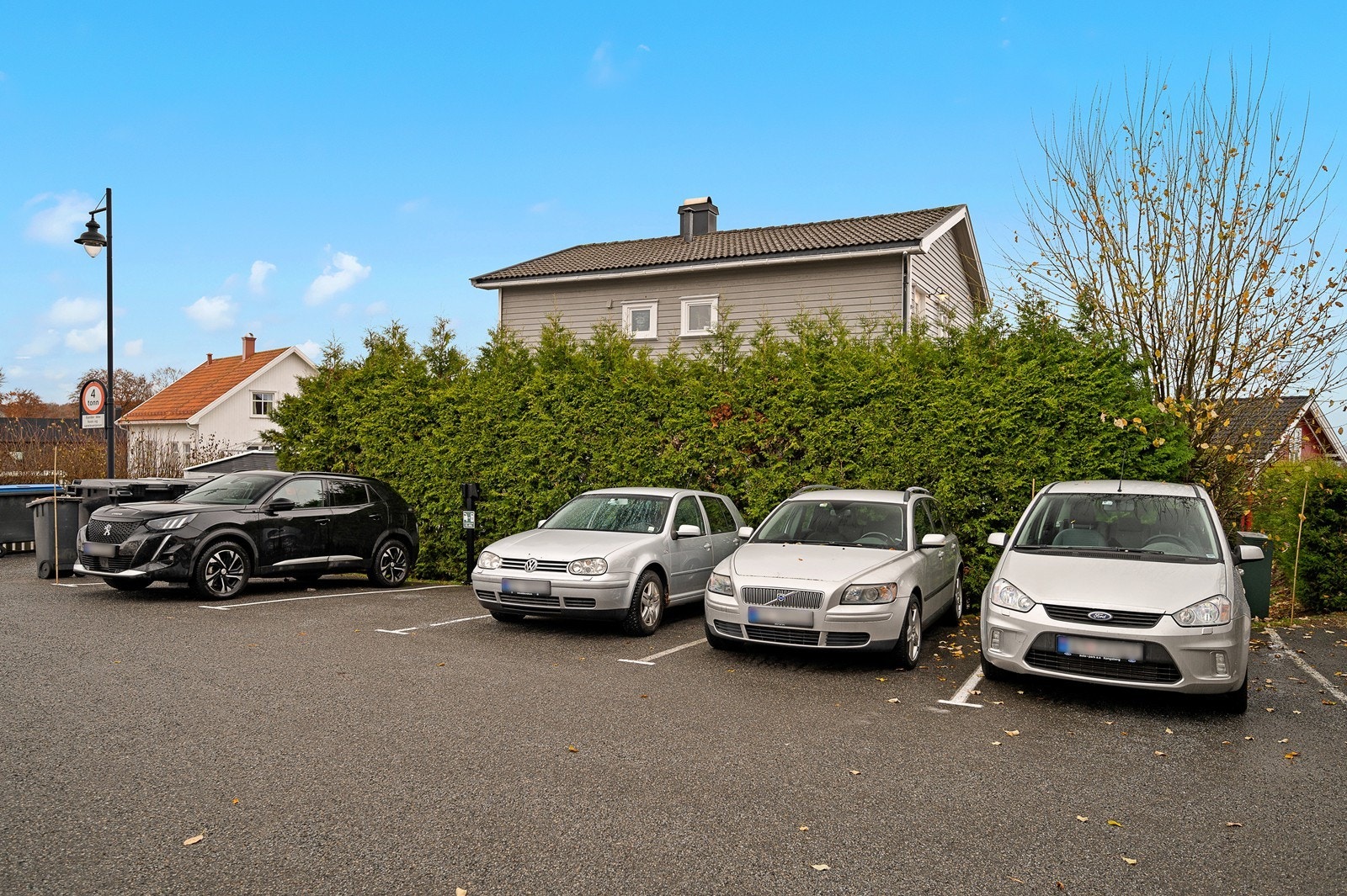 Parkering på borettslagets eiendom. Galleribilde
