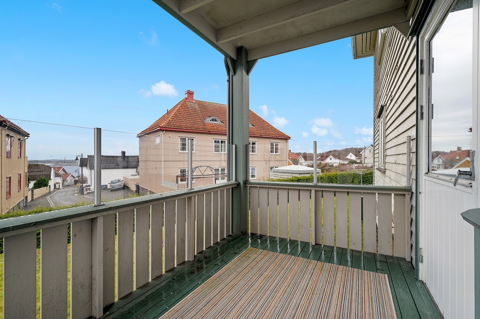 Solrik terrasse mot sydvest med noe utsikt. Galleribilde