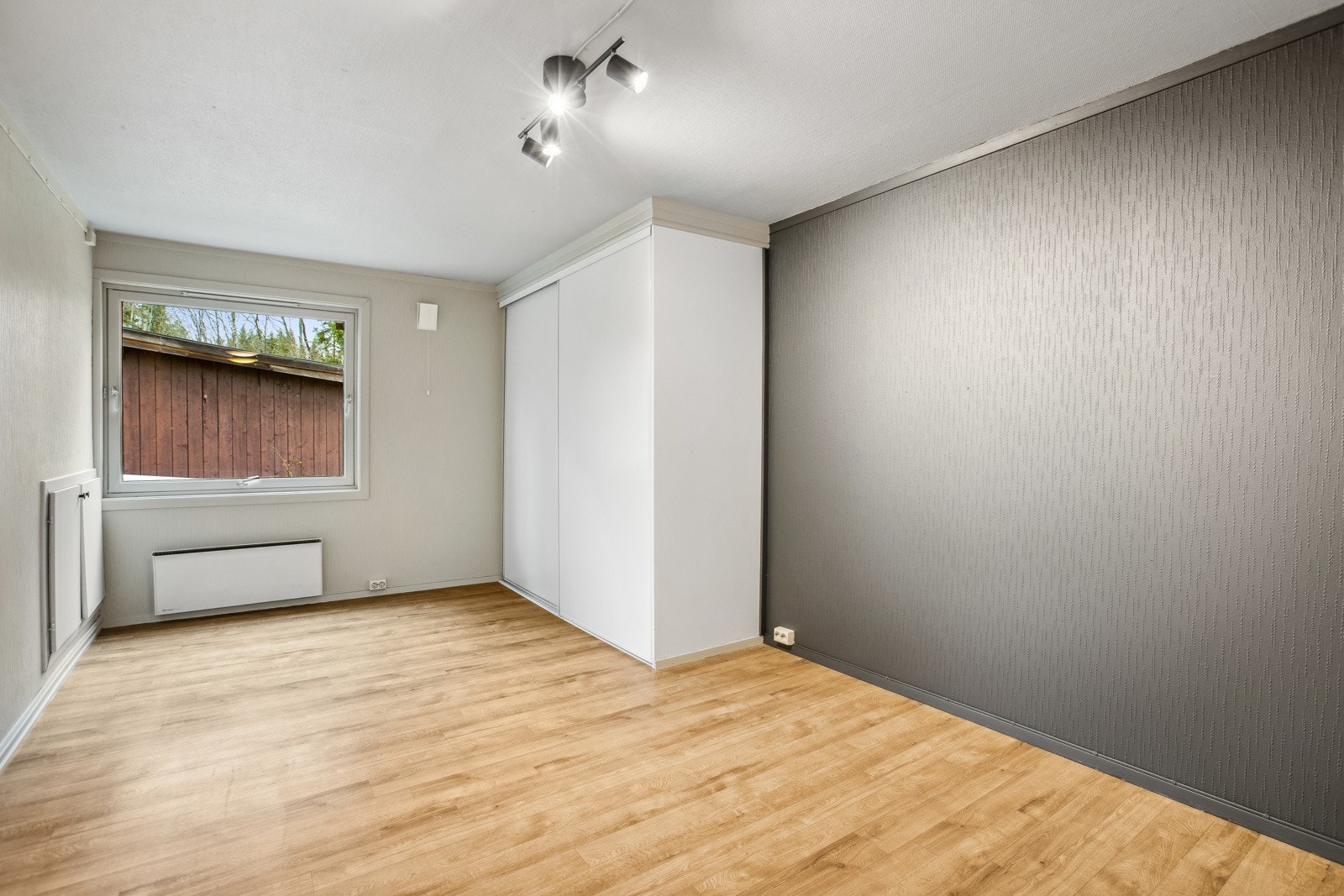 Boligen har totalt seks soverom hvorav alle har god plass for klesoppbevaring og annet enkelt møblement i tillegg til seng. Galleribilde