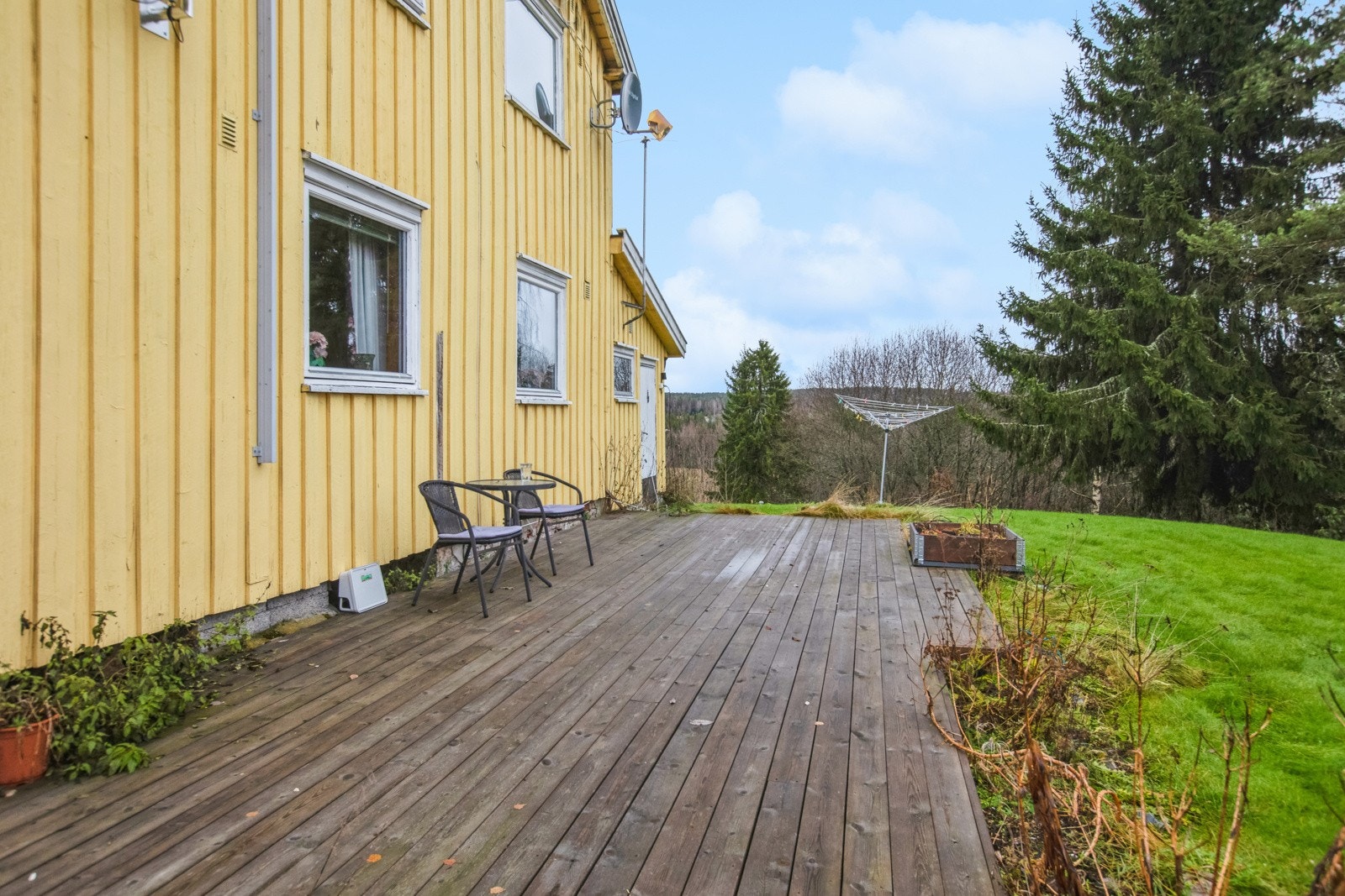 Utenfor er det fine uteplasser med rom for flere sittegrupper. Galleribilde