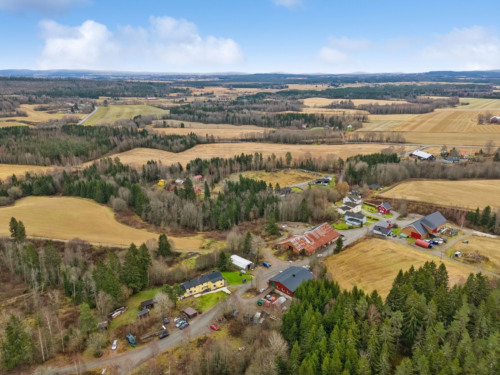 Eiendommen ligger landlig til, samtidig som det kun er 15 min. kjøring til Jessheim by. Galleribilde
