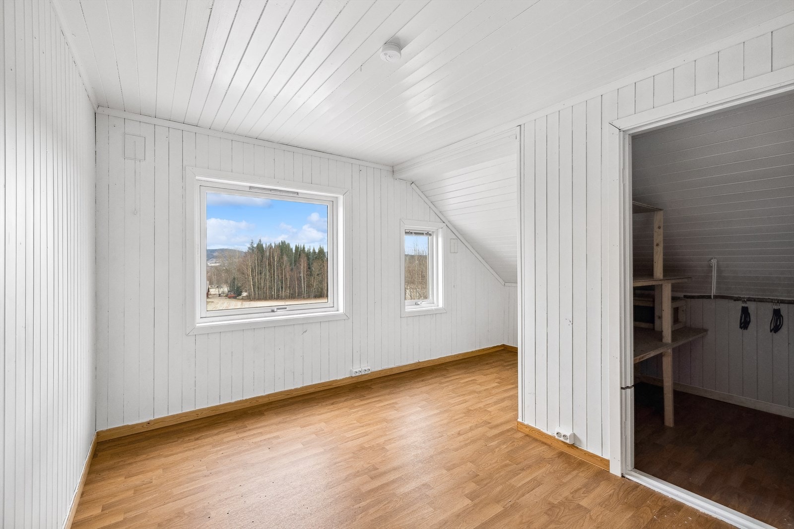 Det andre soverommet har klesoppbevaringsplass / walk-in closet Galleribilde