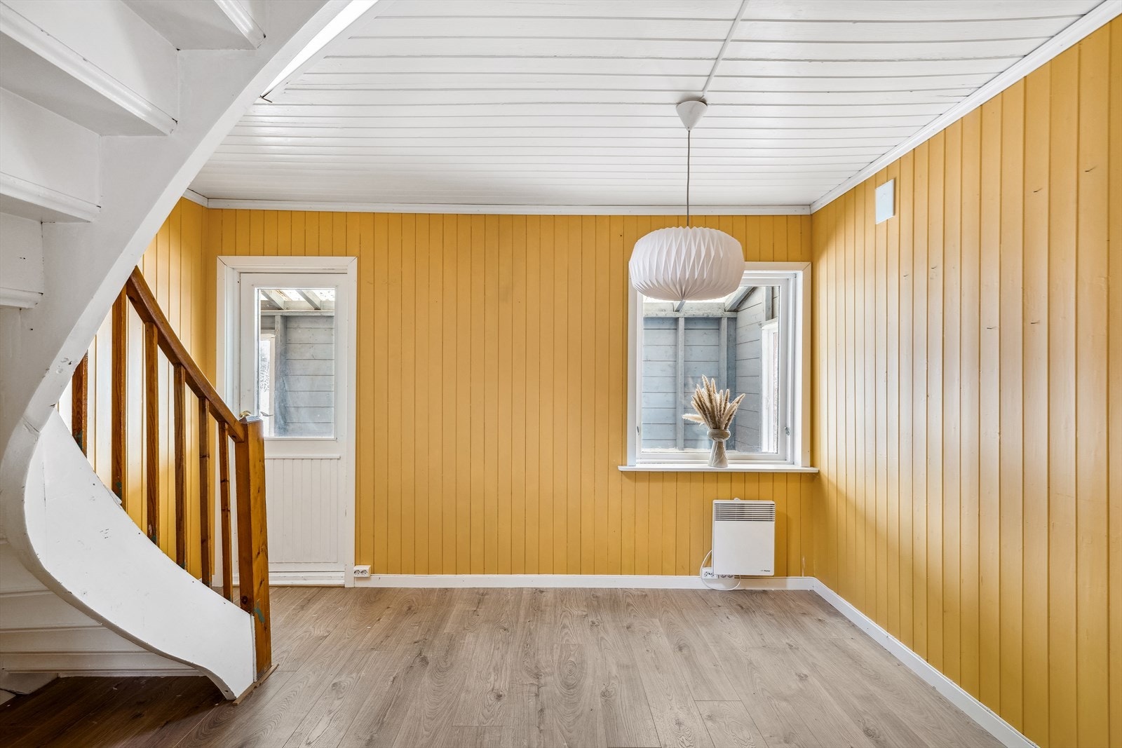 Her har man trapp opp til 2. etg og utgang til innglasset veranda Galleribilde