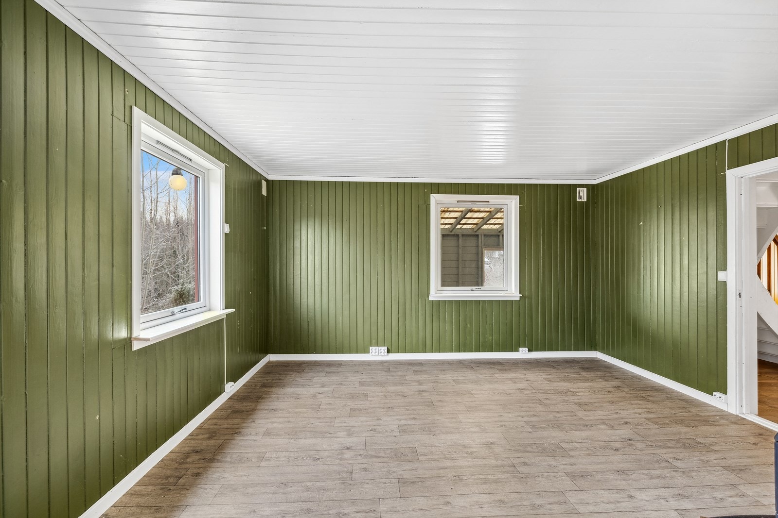 Romslig stue med flere muligheter for møblering Galleribilde