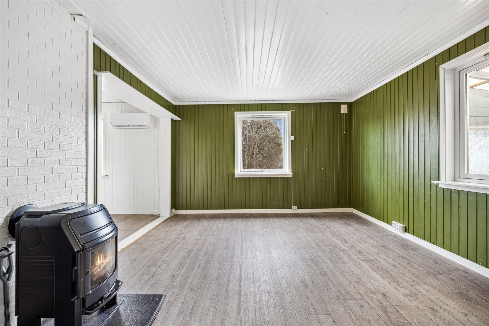 Gode oppvarmingsmuligheter med både vedovn og varmepumpe Galleribilde