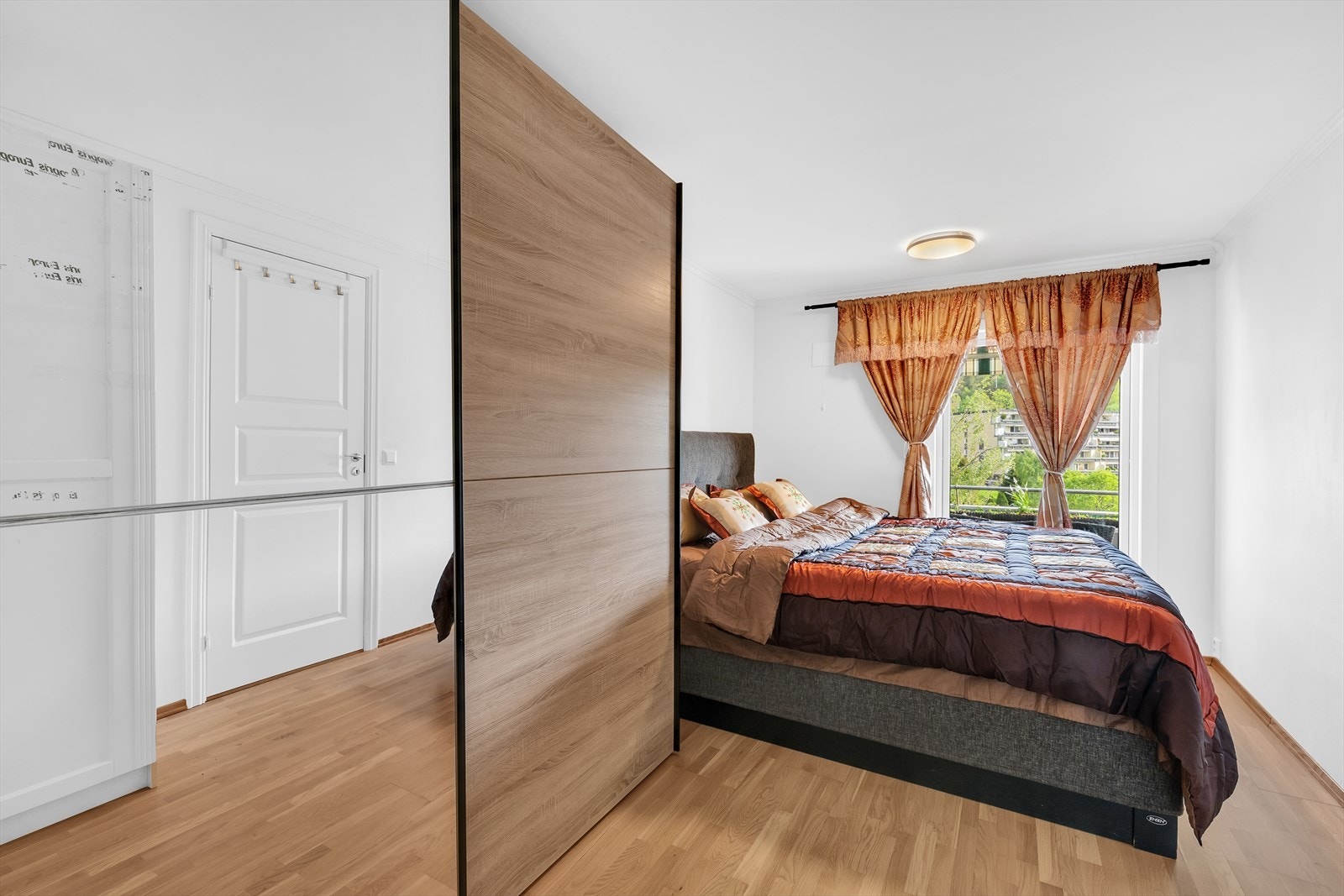 Soverom 1 har god plass til dobbeltseng og mye skapplass Galleribilde