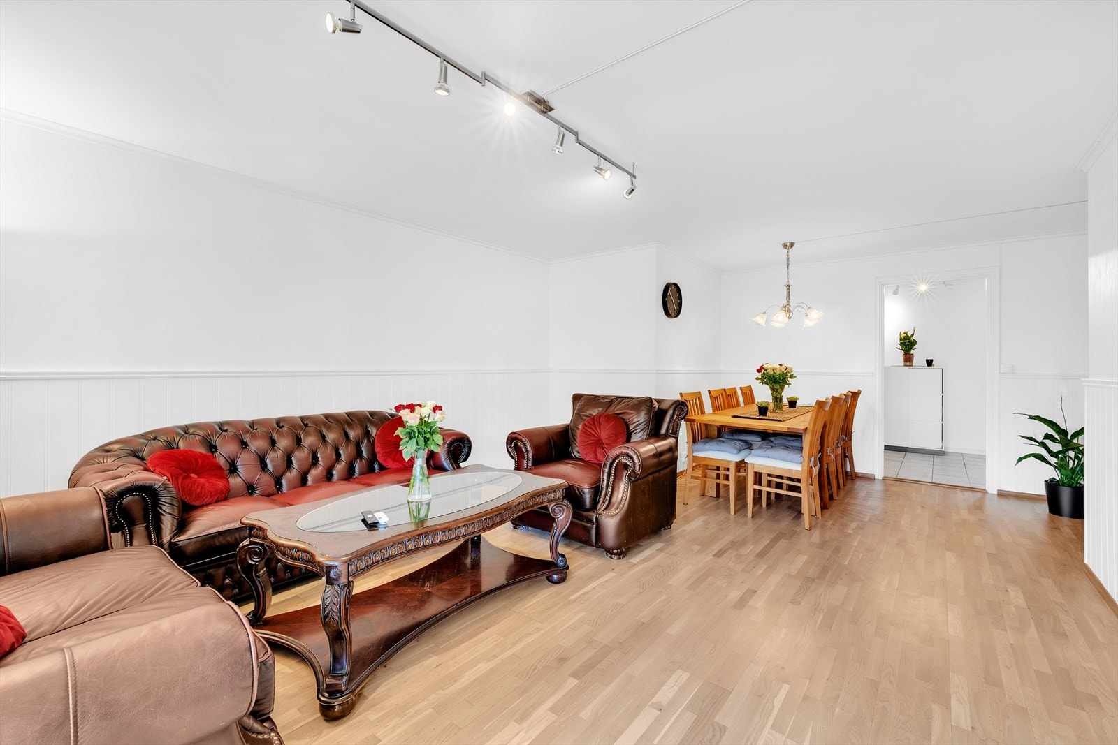 Stuen har godt med plass til sofagruppe Galleribilde