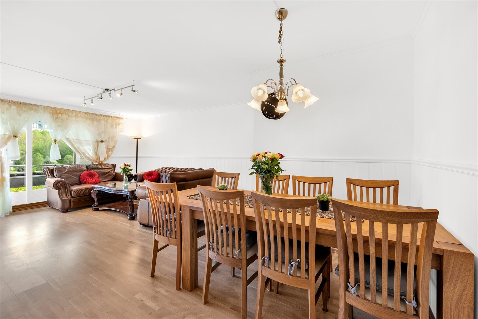 Stue med god plass til spisegruppe Galleribilde