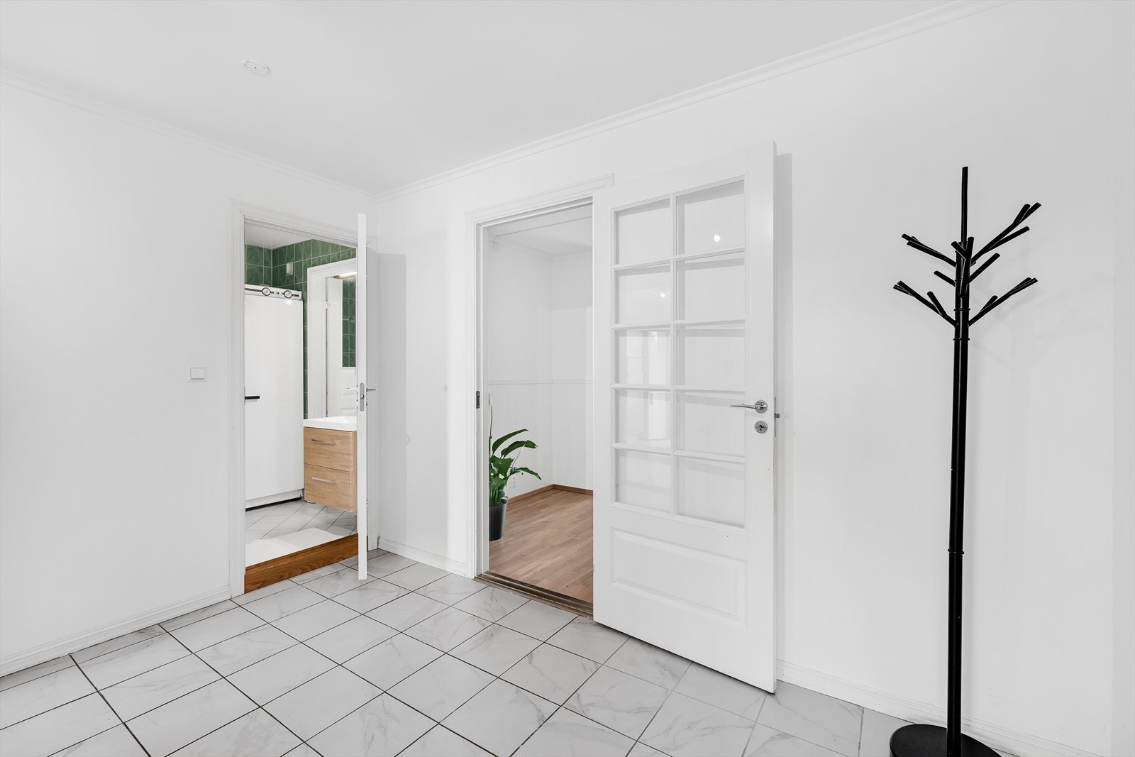 Lys og romslig gang med tilgang til alle rom i leiligheten Galleribilde