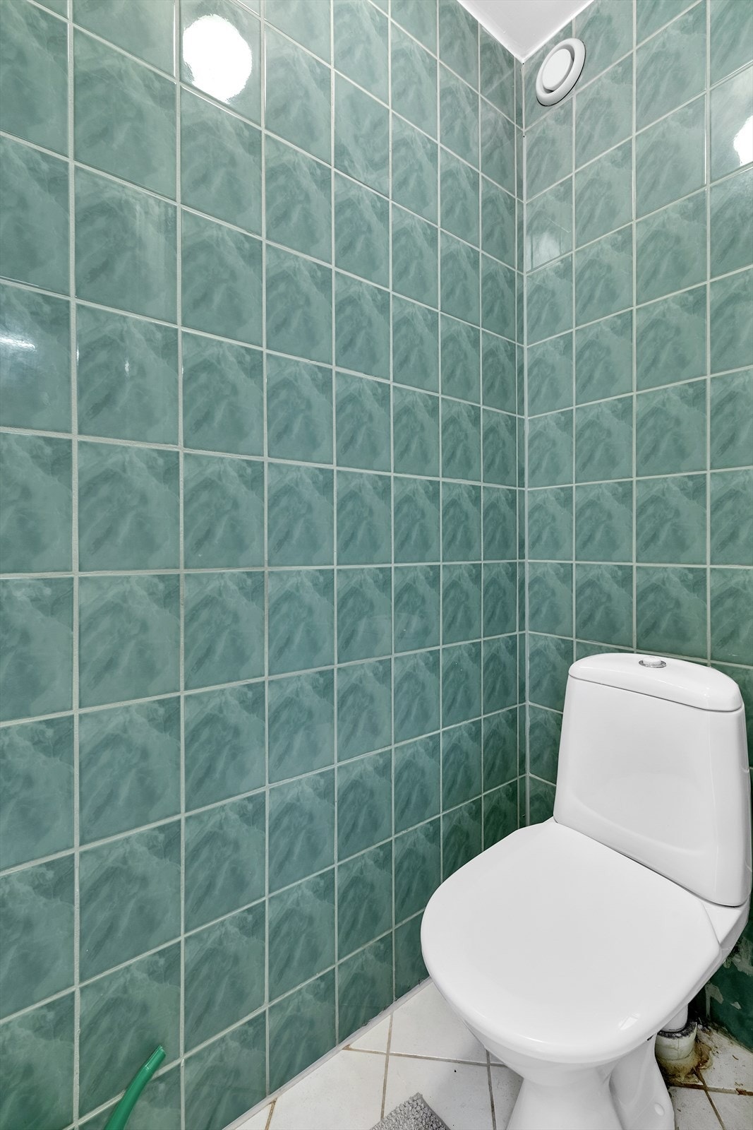 Separat toalett i samme stil som badet Galleribilde