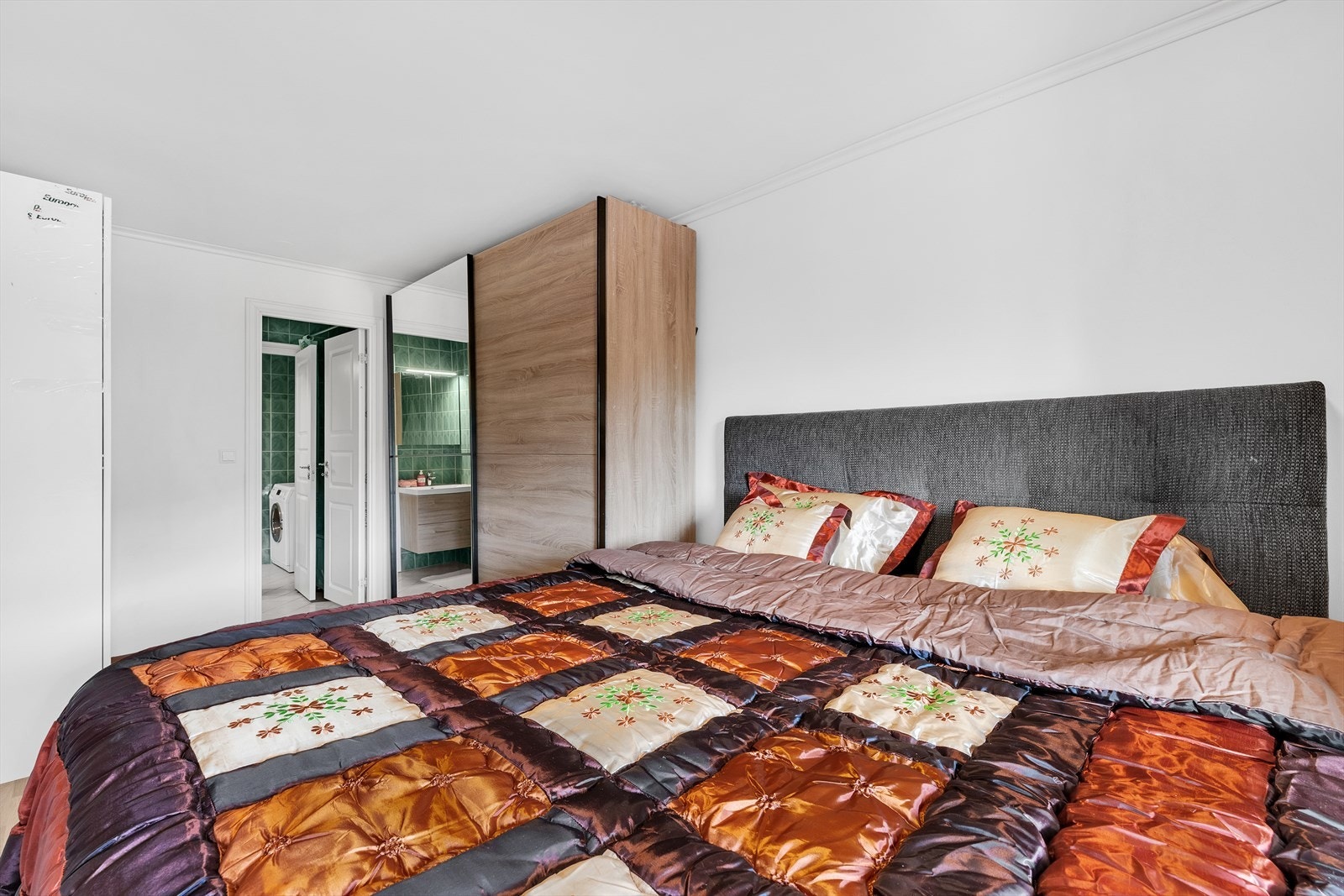 Store vindusflater slipper inn mye naturlig lys Galleribilde