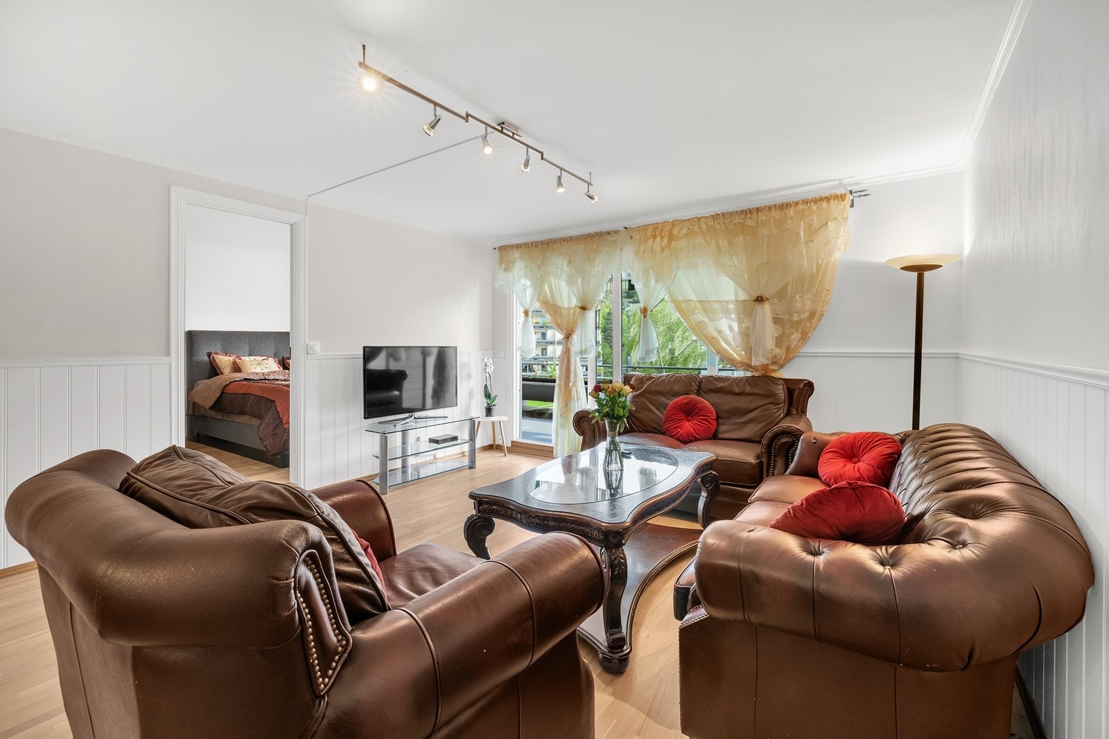 Lys stue med utgang til balkong Galleribilde