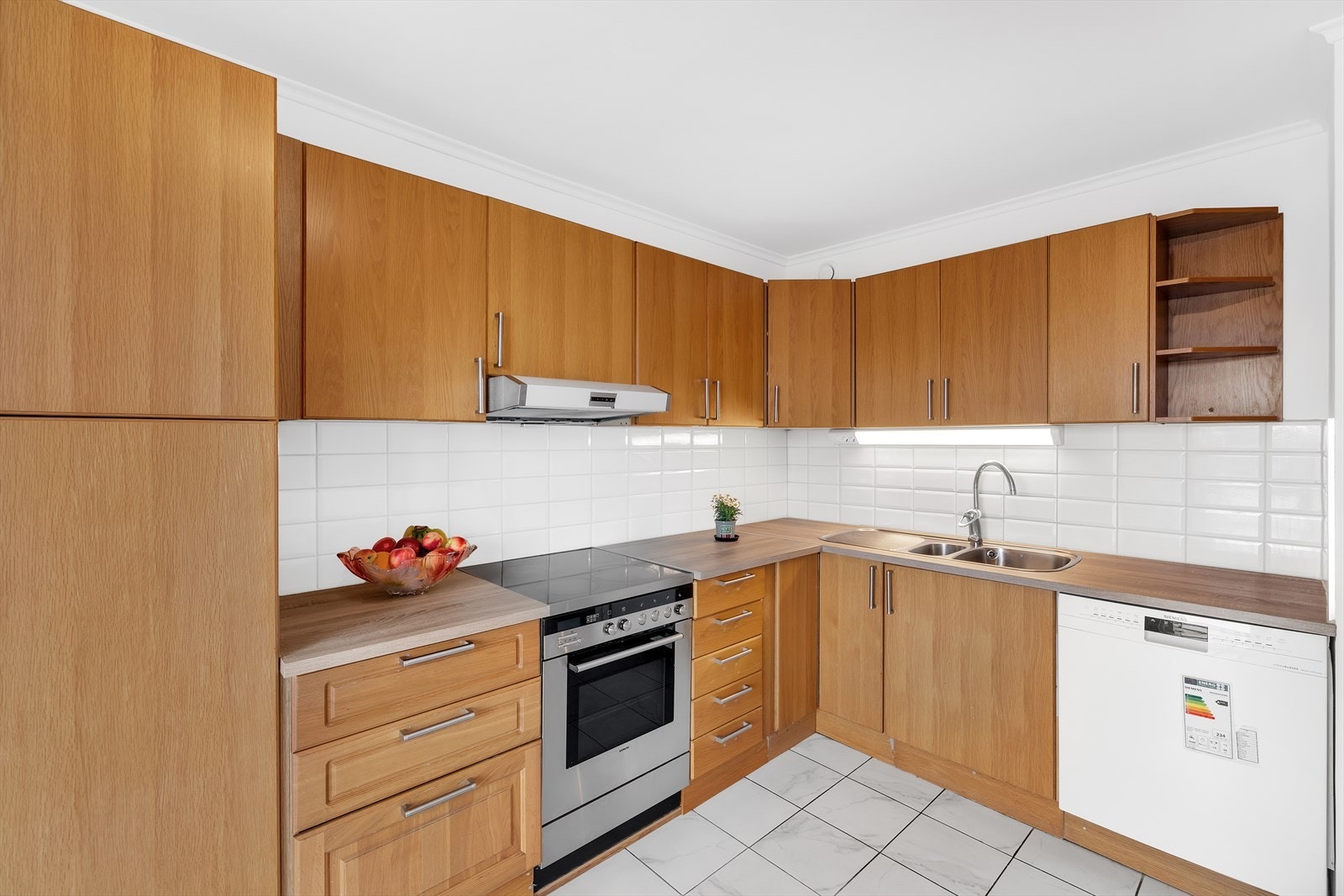 Kjøkkeninnredning med integrerte hvitevarer Galleribilde