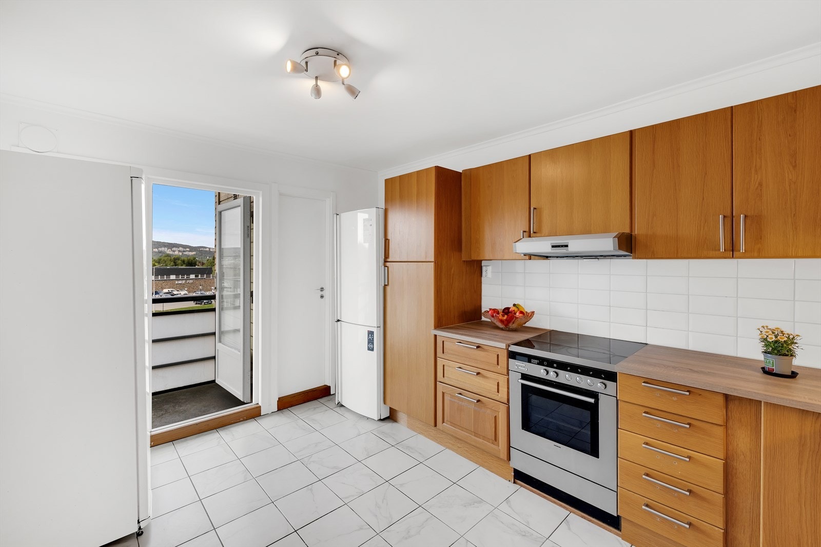 Kjøkken med utgang til balkong. Fryseren på venstre side medfølger ikke. Galleribilde