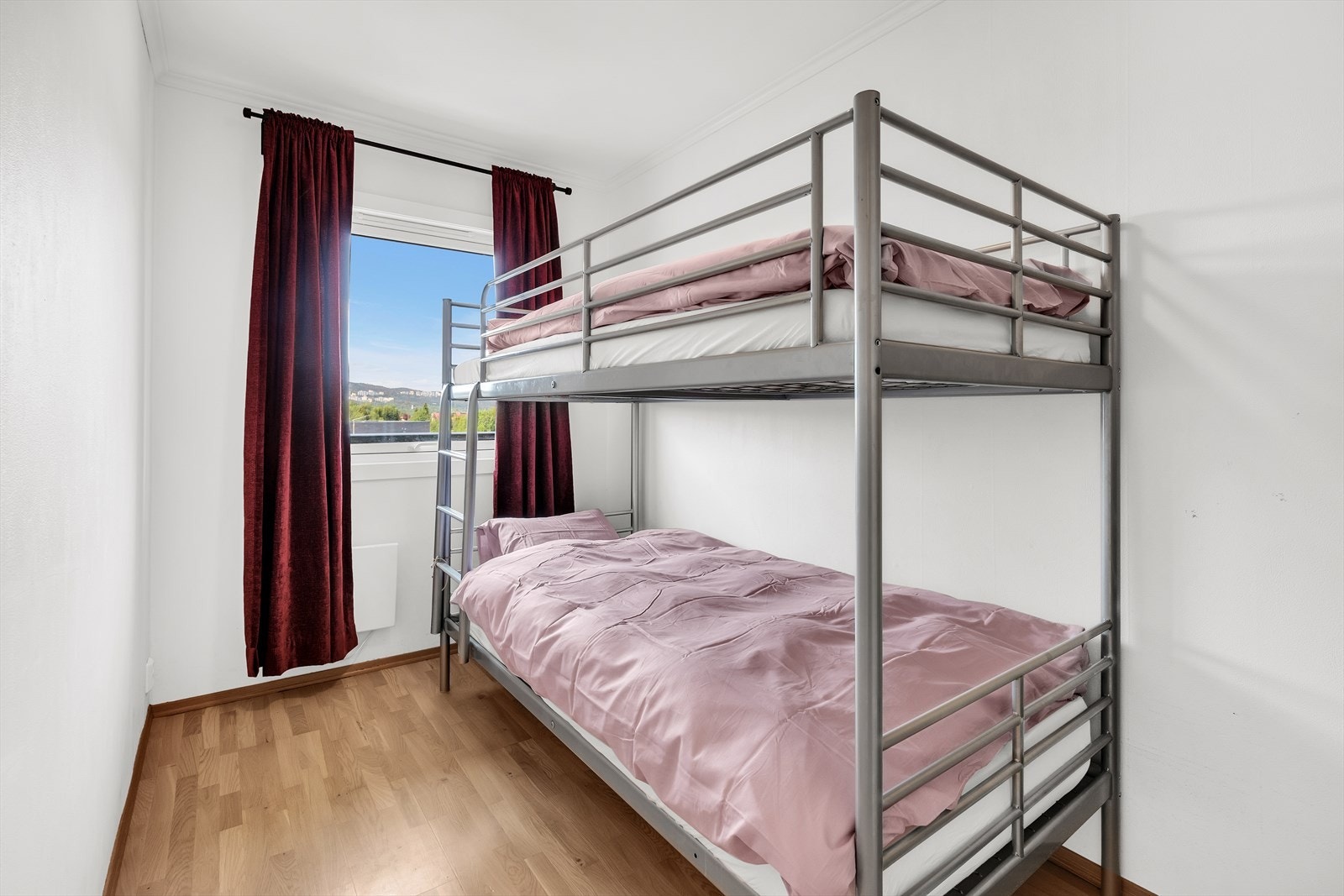 Soverom 2 har god takhøyde og plass til køyeseng Galleribilde