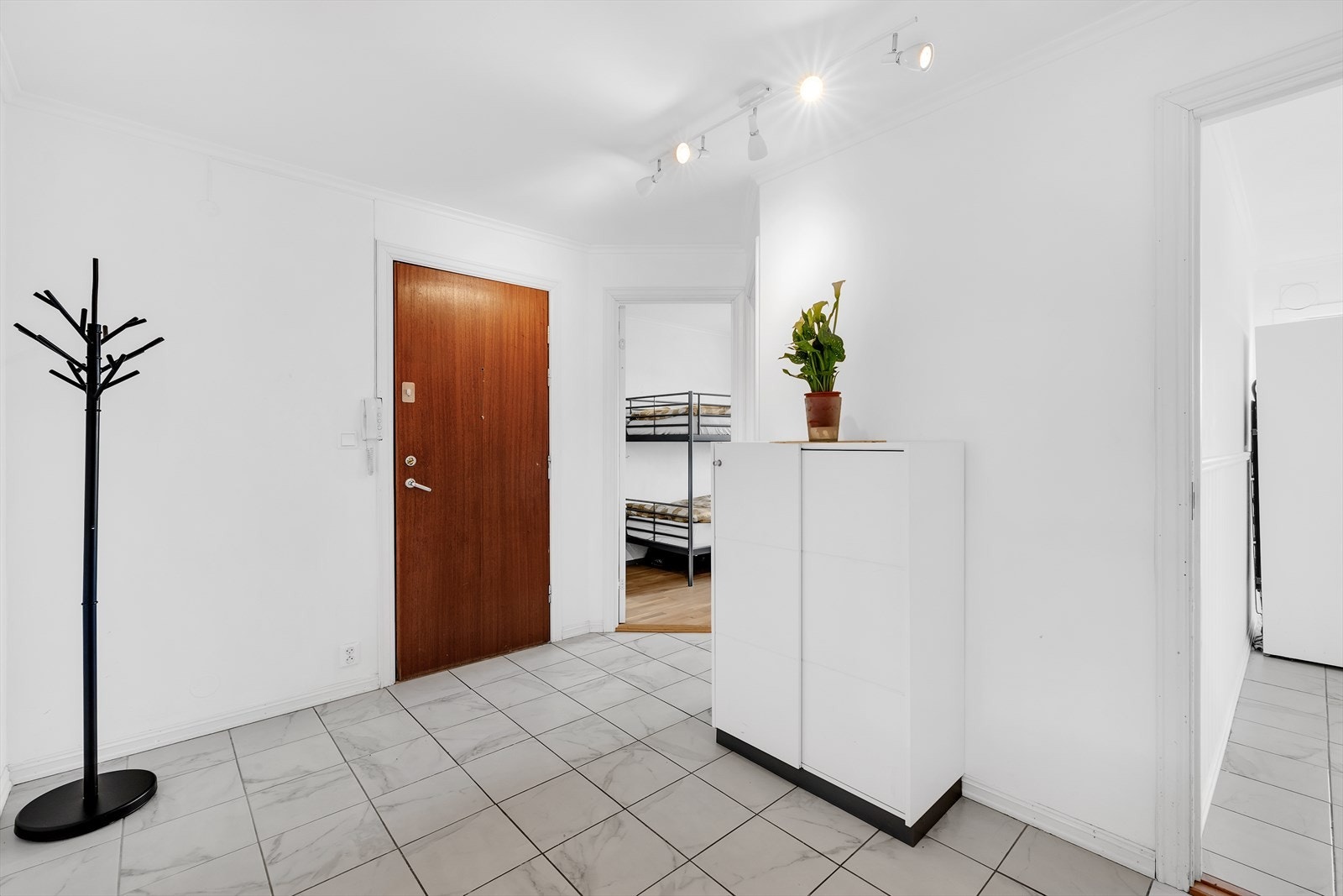 Godt med skap- og oppbevaringsplass i gangen. Det er installert calling anlegg Galleribilde