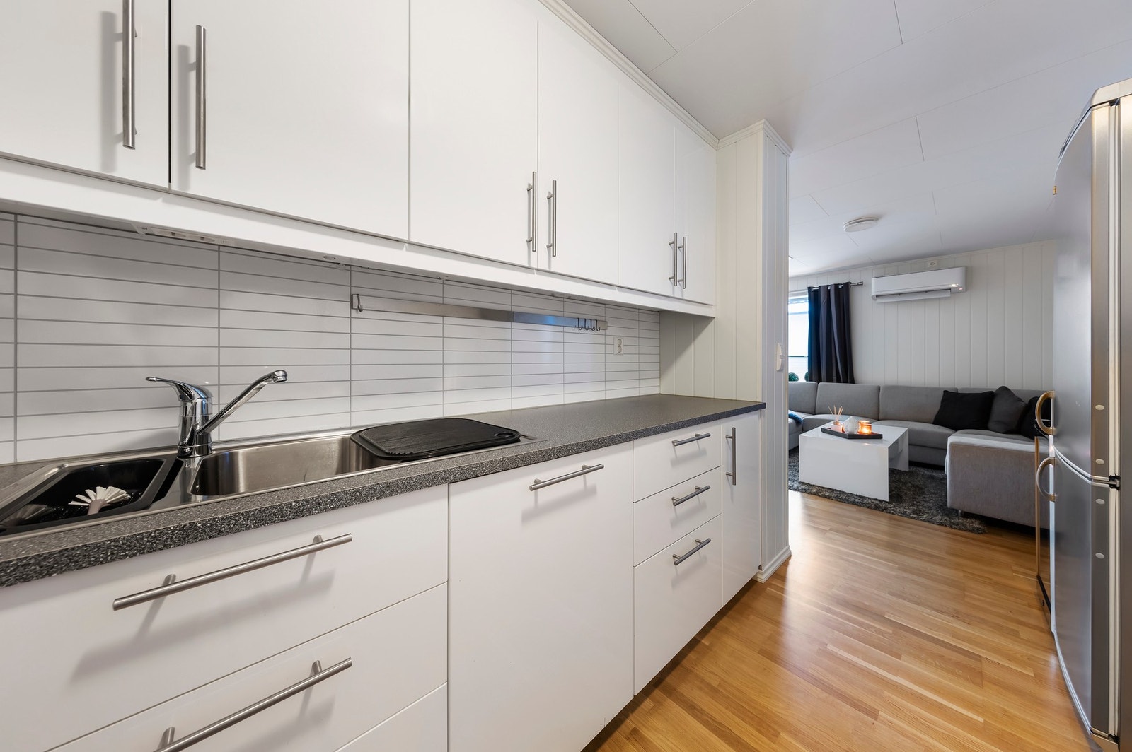 Kjøkkeninnredningen fra IKEA er fra 2014 og har glatte fronter og laminert benkeplate Galleribilde