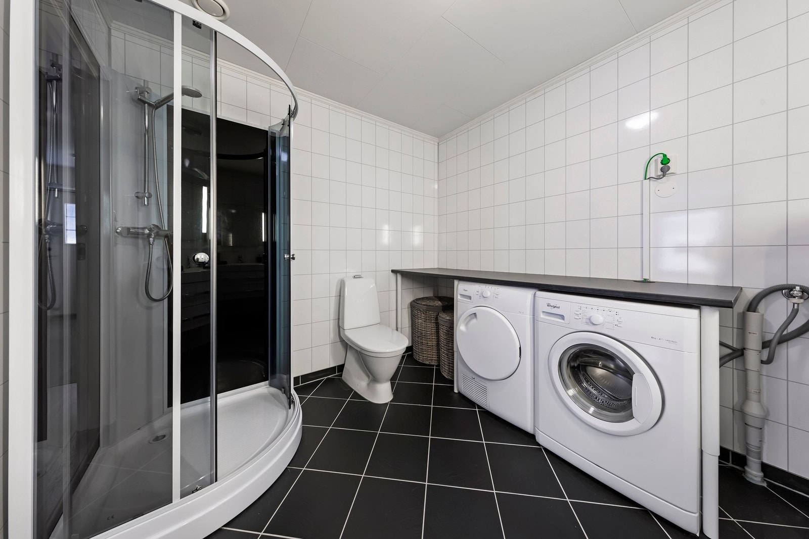 Badet har flislagt gulv med varme. Opplegg for vaskemaskin Galleribilde