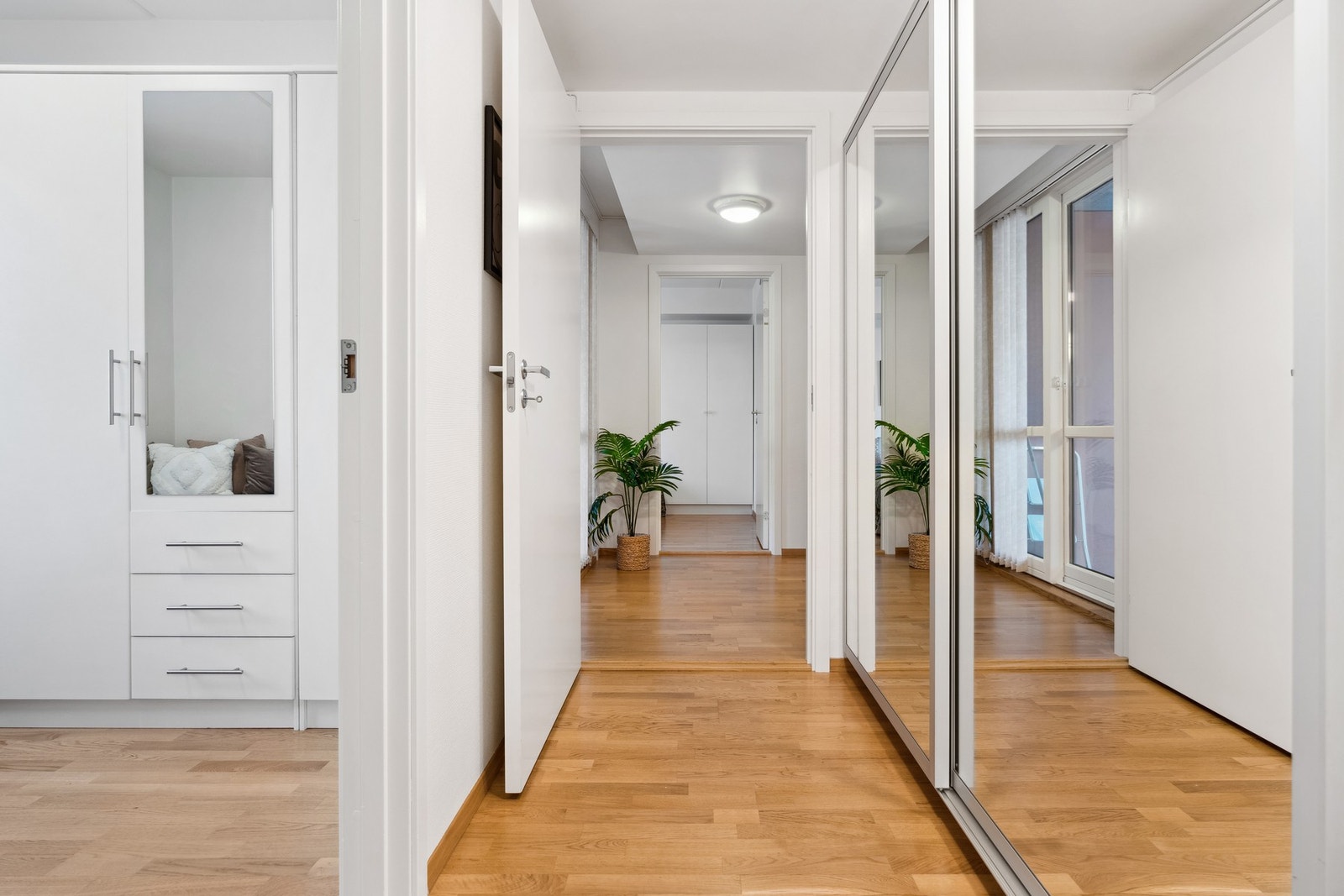 Yttergang med skyvedørsgarderobe Galleribilde