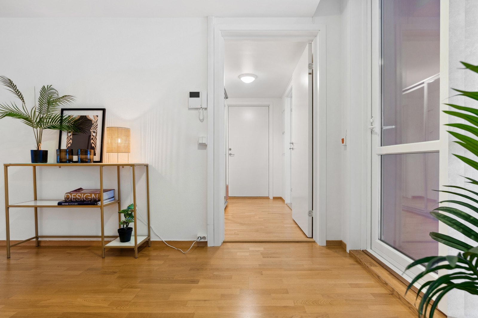 Stue, her med tilgang til den andre balkongen samt yttergang Galleribilde