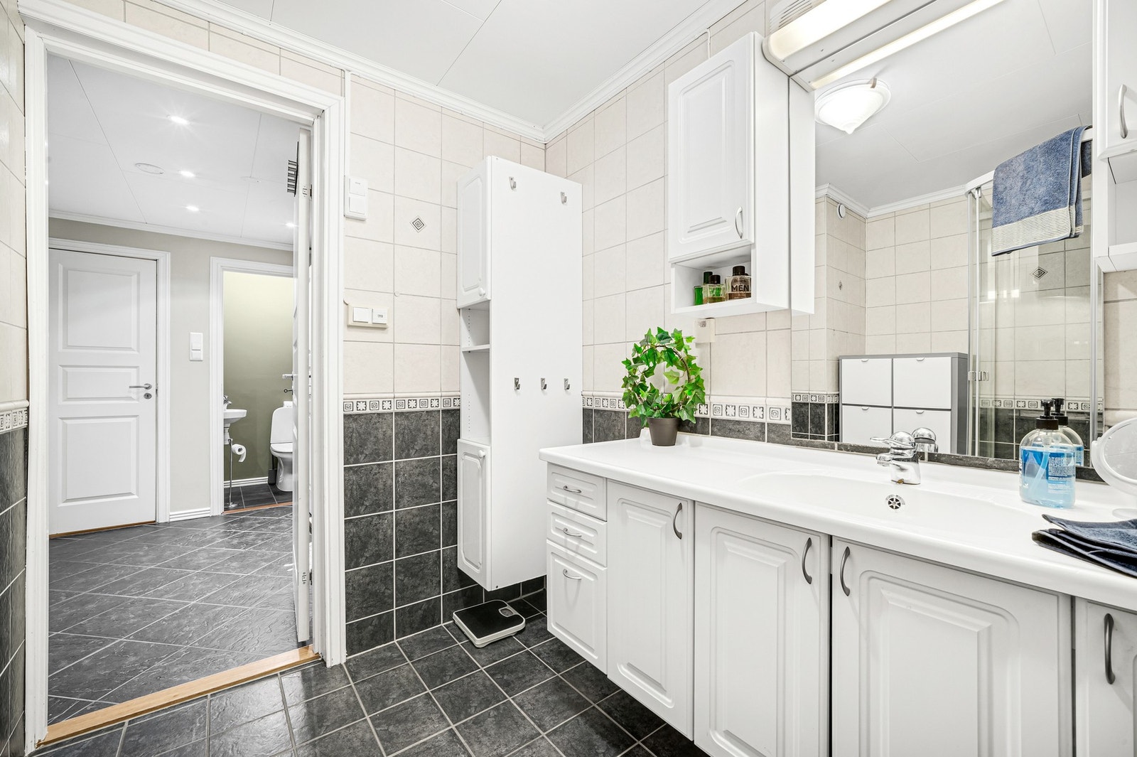 Badet og vaskerommet har byttet plass, slik at man nå har et større bad enn originalt. Galleribilde