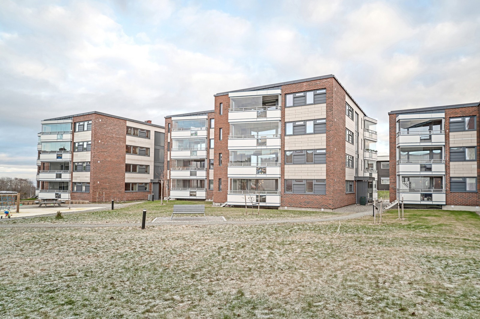 Bygget ble renovert i 2019 med bl.a etterisolering, nye vinduer, drenering m.m. Galleribilde