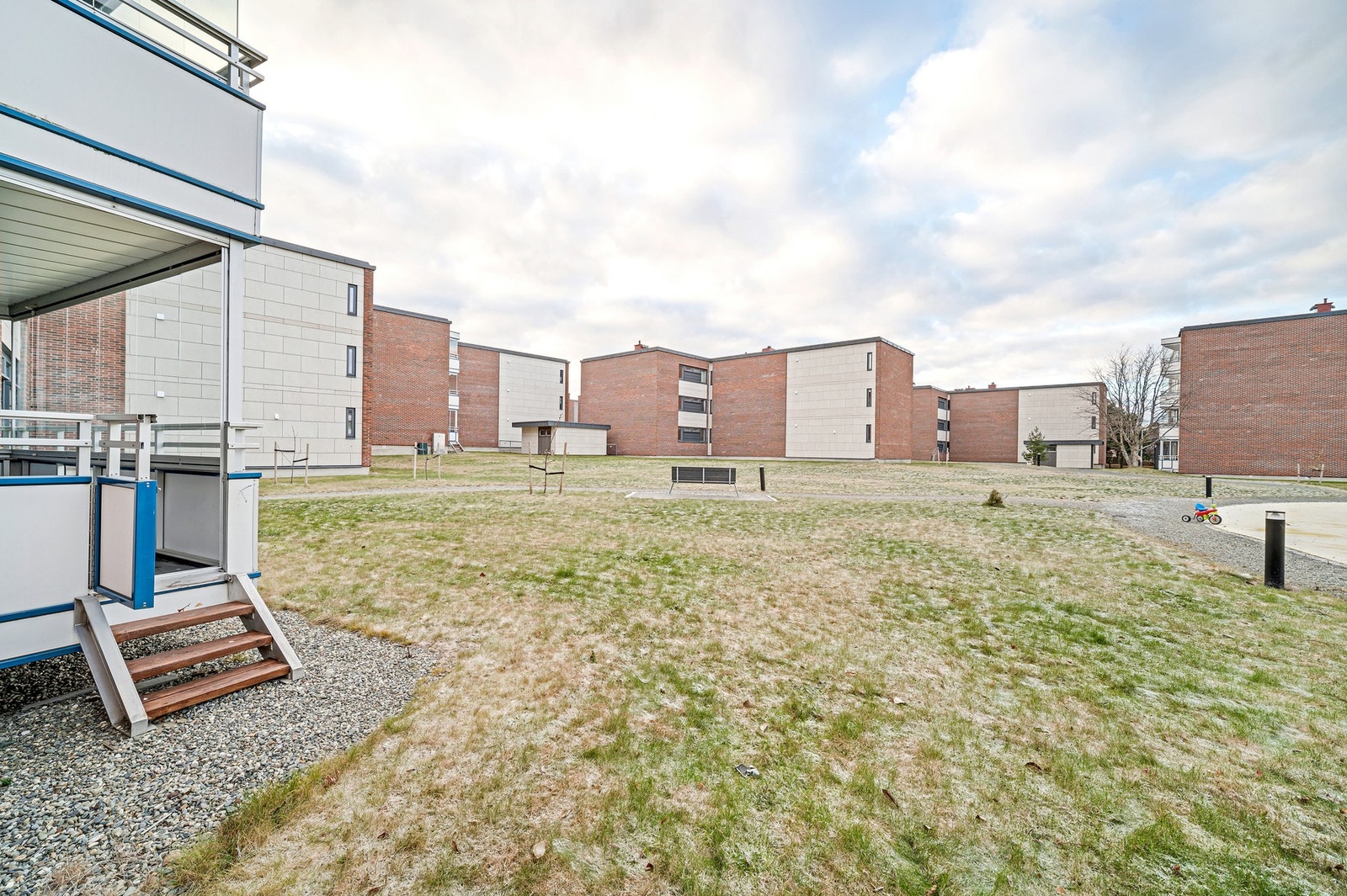 Leiligheten er lokalisert i byggets 1. etasje og fra balkongen har man direkte nedgang til grøntareal og lekeplass - perfekt for deg med barn og/eller dyr. Galleribilde