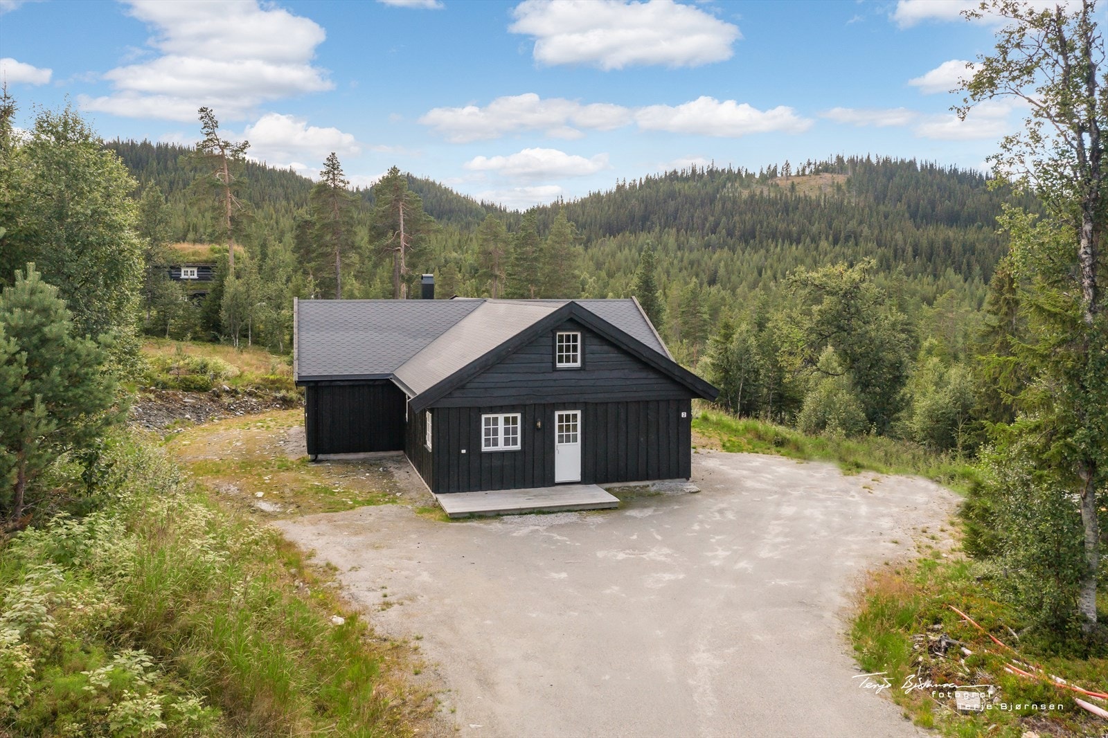 Hytta har god plass for biloppstilling. Galleribilde