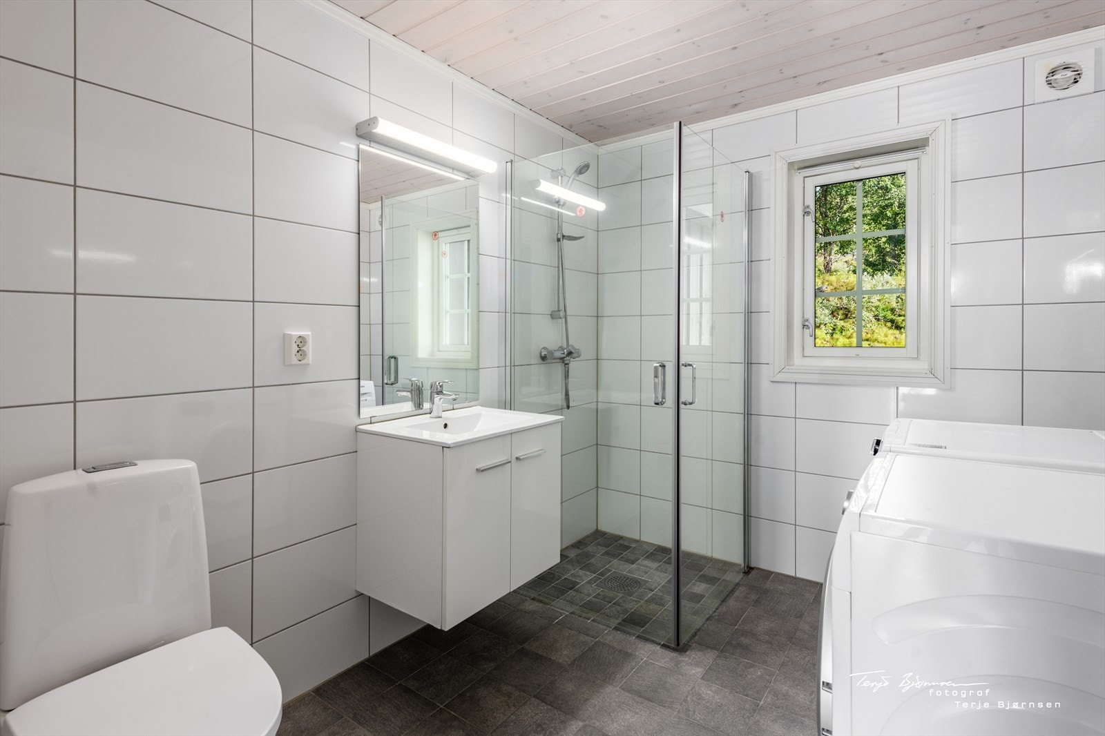 Bad 3: Servant, wc, dusjhjørne samt opplegg for vaskemaskin. Galleribilde