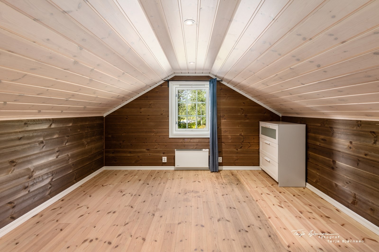 Etasjen består av et tapperom/hemsrom og en en loftstue/soverom. Galleribilde
