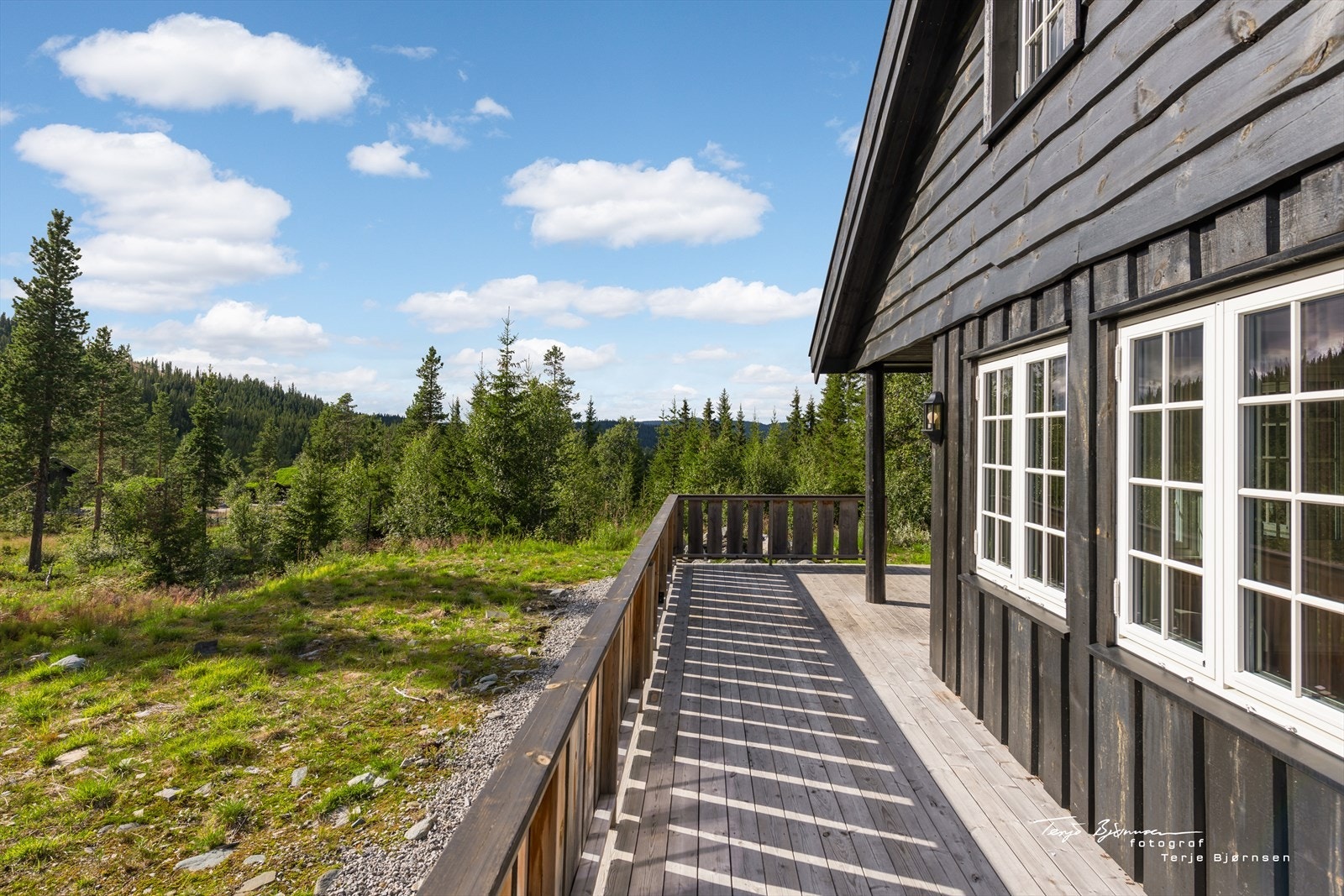 Terrasse totalt ca. 28 m2, hvorav ca. 7 m2 er takoverbygd. Galleribilde