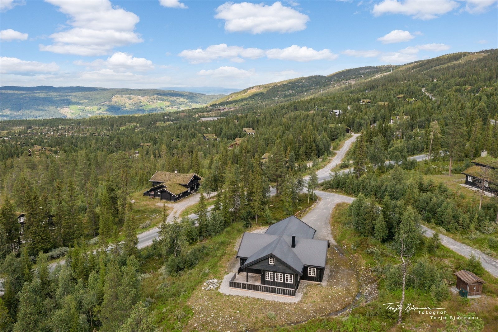 Eiendomsmegler 1 Fjellmegleren har gleden av å presentere denne innholdsrike og koselige eiendommen på Nesfjellet! Galleribilde