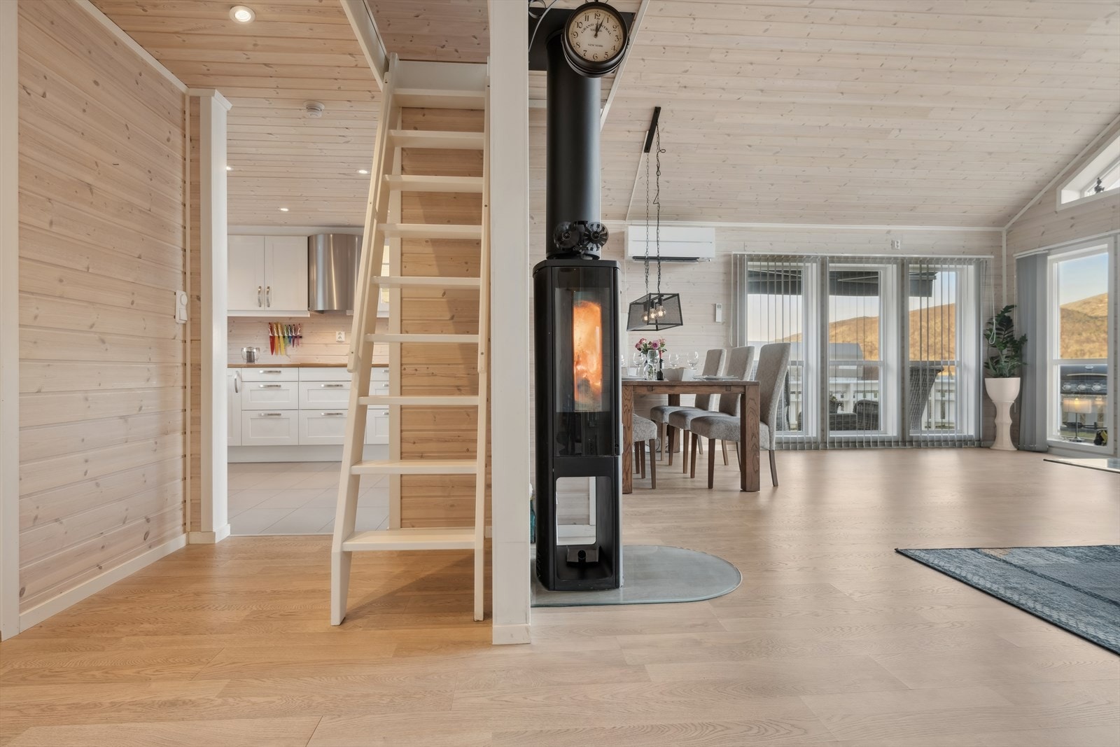 Hele hytta preges av fine løsninger. Her er godt med plass til storfamilien eller besøkende. Galleribilde