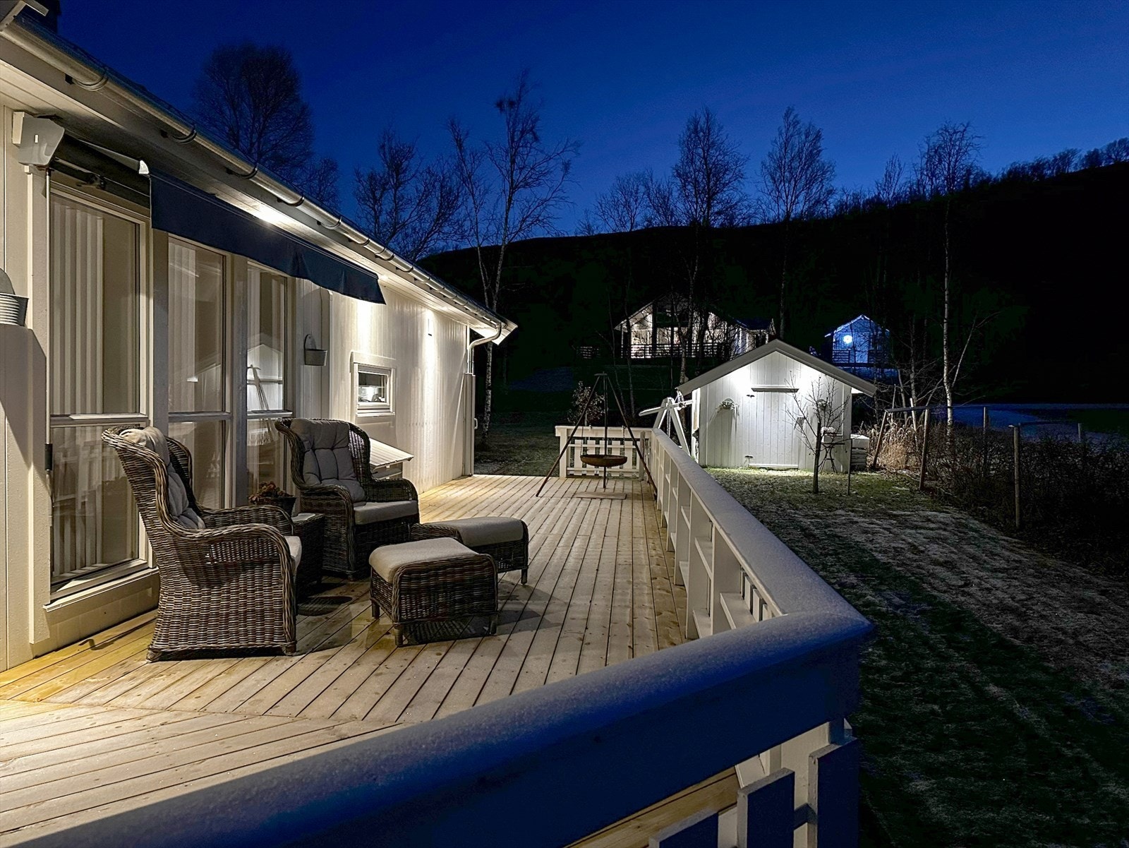 Romslig terrasse som omkranser hytta. Galleribilde