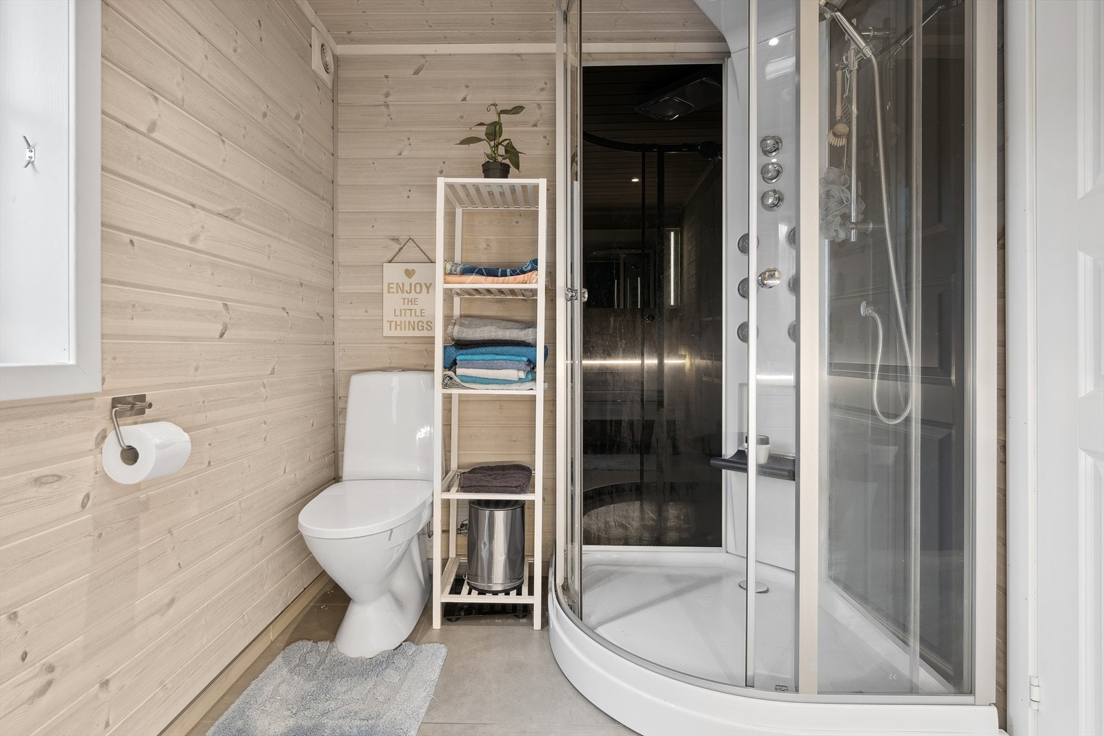 Det er to bad i hytta, begge er også utstyrt med dusj. Her er fra badet nærmest stuen. Galleribilde