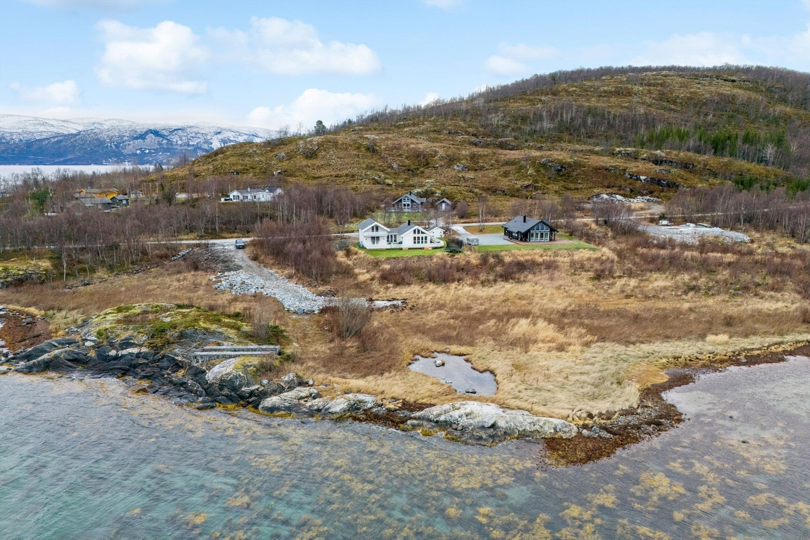 Hytte ligger uten foranliggende bebyggelse med en pen opparbeidet tomt. Galleribilde