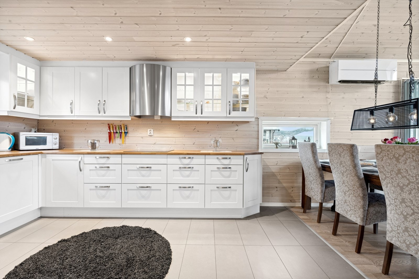Det er spottbelysning på kjøkkenet som gir gode forhold til kokken. I tillegg er det lagt flis i denne sonen, som gjør det lett å holde rent. Galleribilde